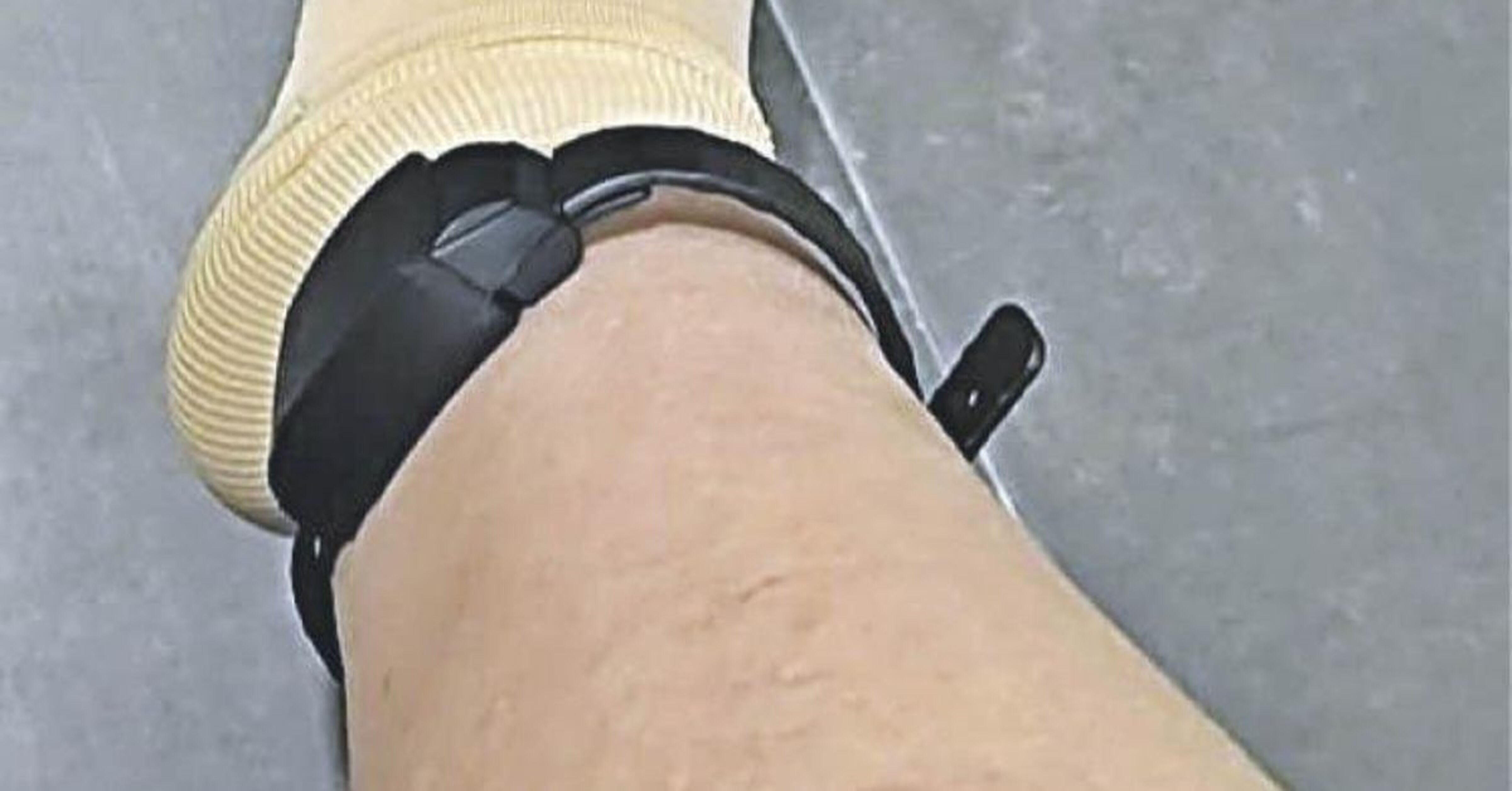 Una polsera telemàtica que permet el control monitoritzat.