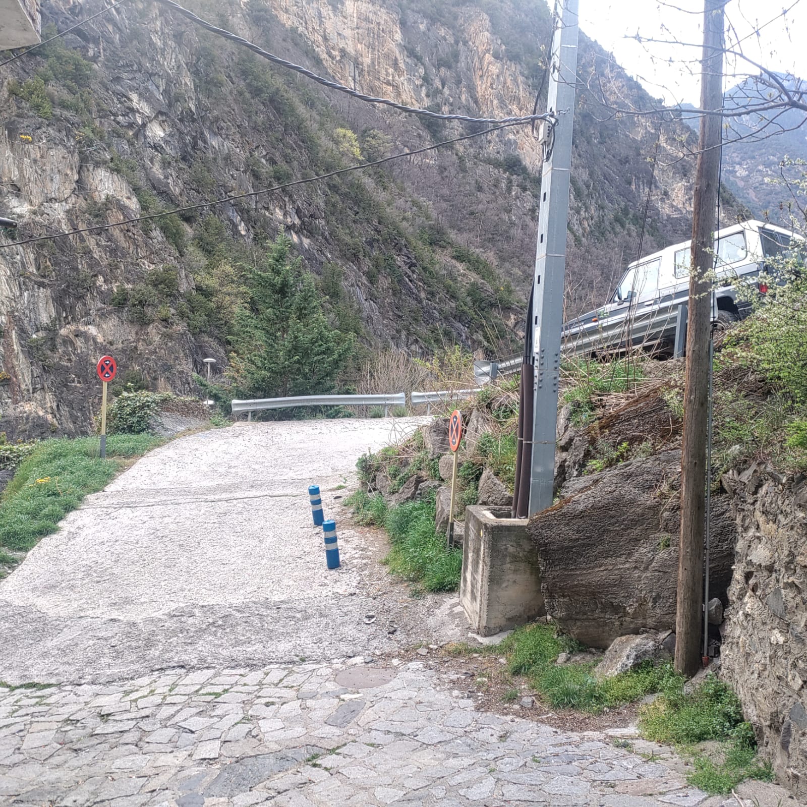 Passat l'aparcament, el camí està en força bones condicions. Passat l'aparcament, el camí està en força bones condicions.