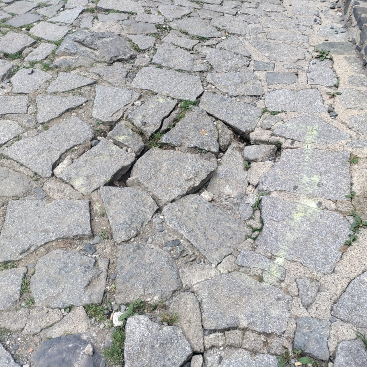 La part del camí que és més a prop de Rocacorba és la que presenta més deficiències. La part del camí que és més a prop de Rocacorba és la que presenta més deficiències.