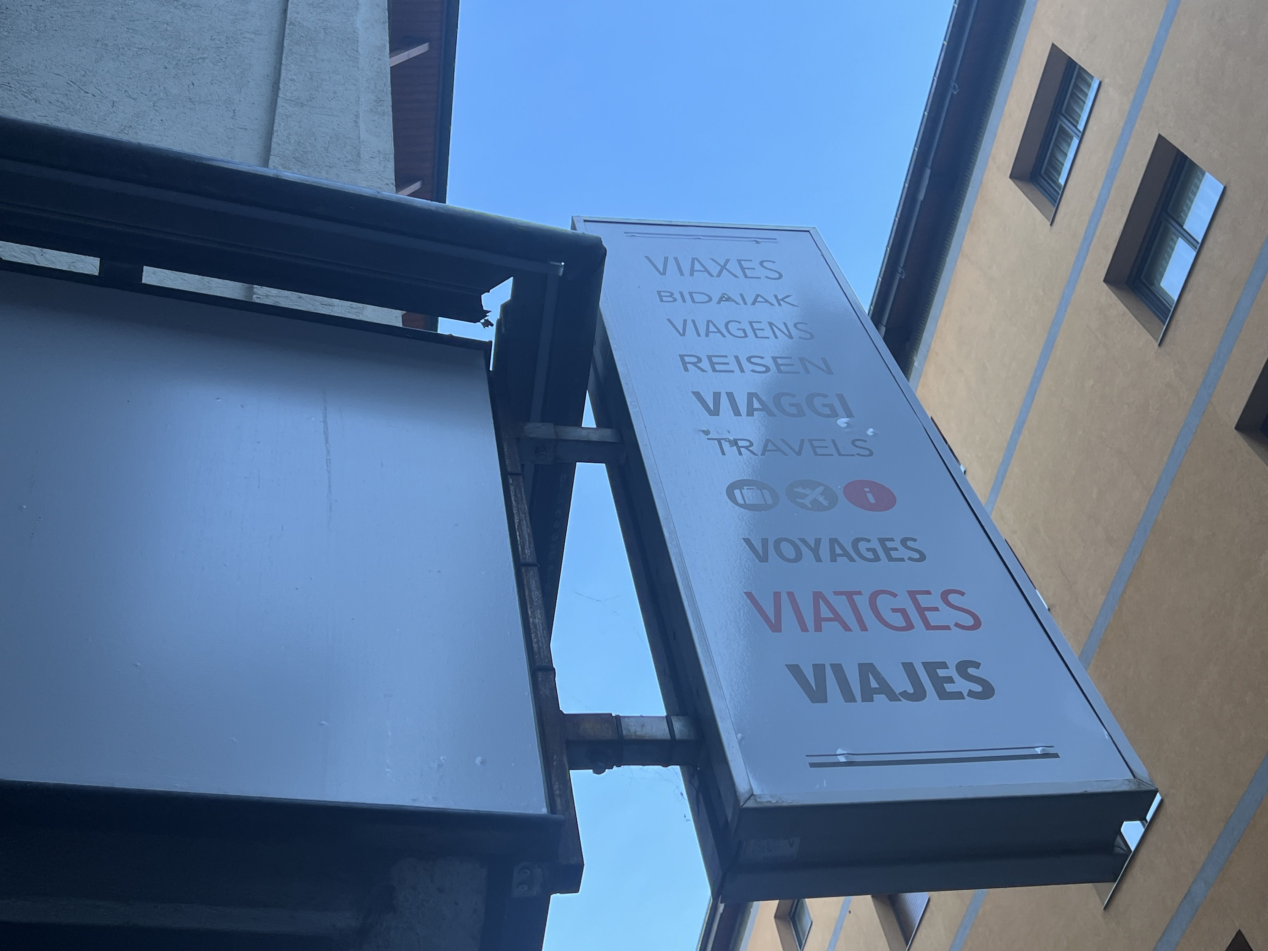 Un dels rètols de la desapareguda agència de viatges.