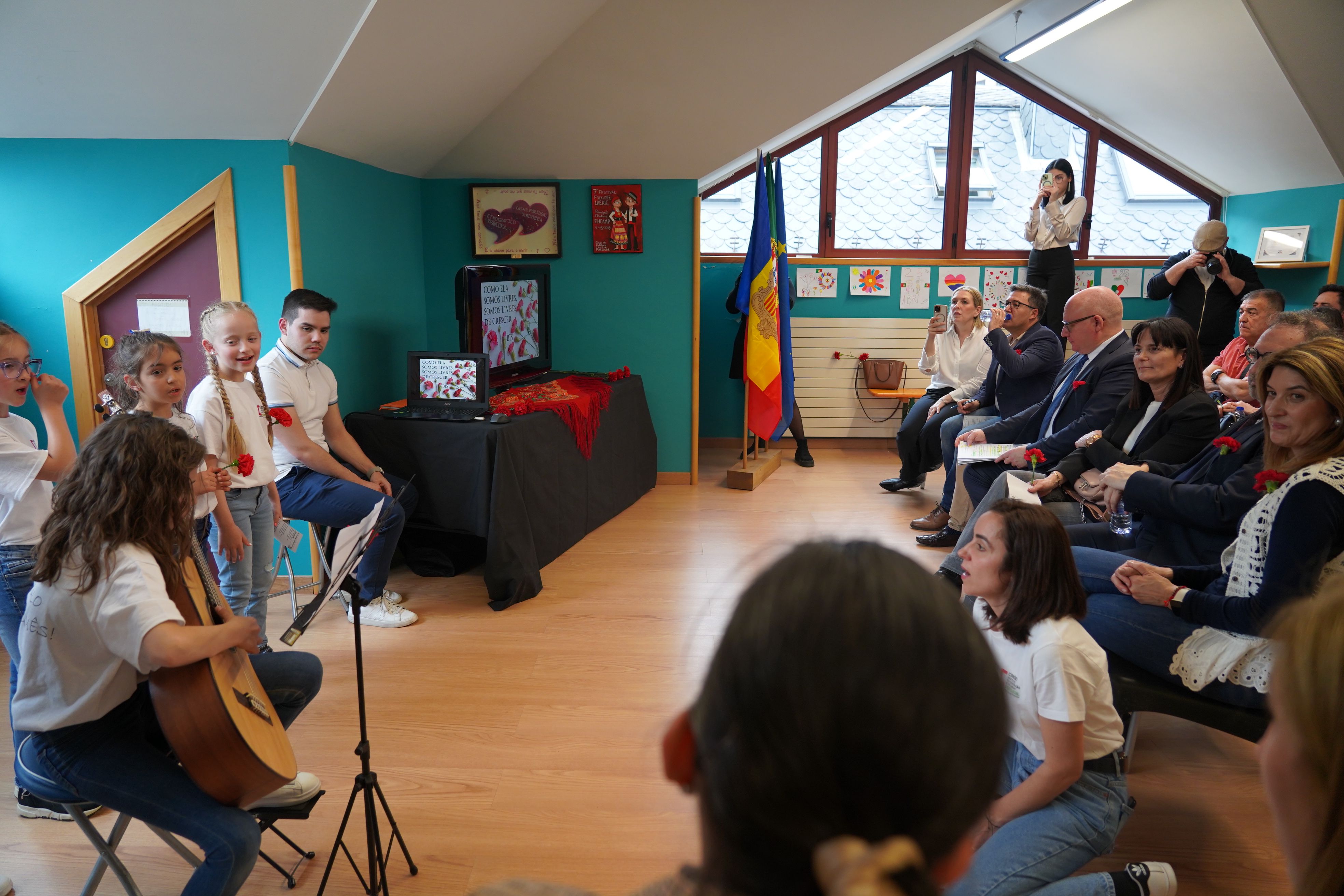 Escoltant un dels temes musicals. Escoltant un dels temes musicals.