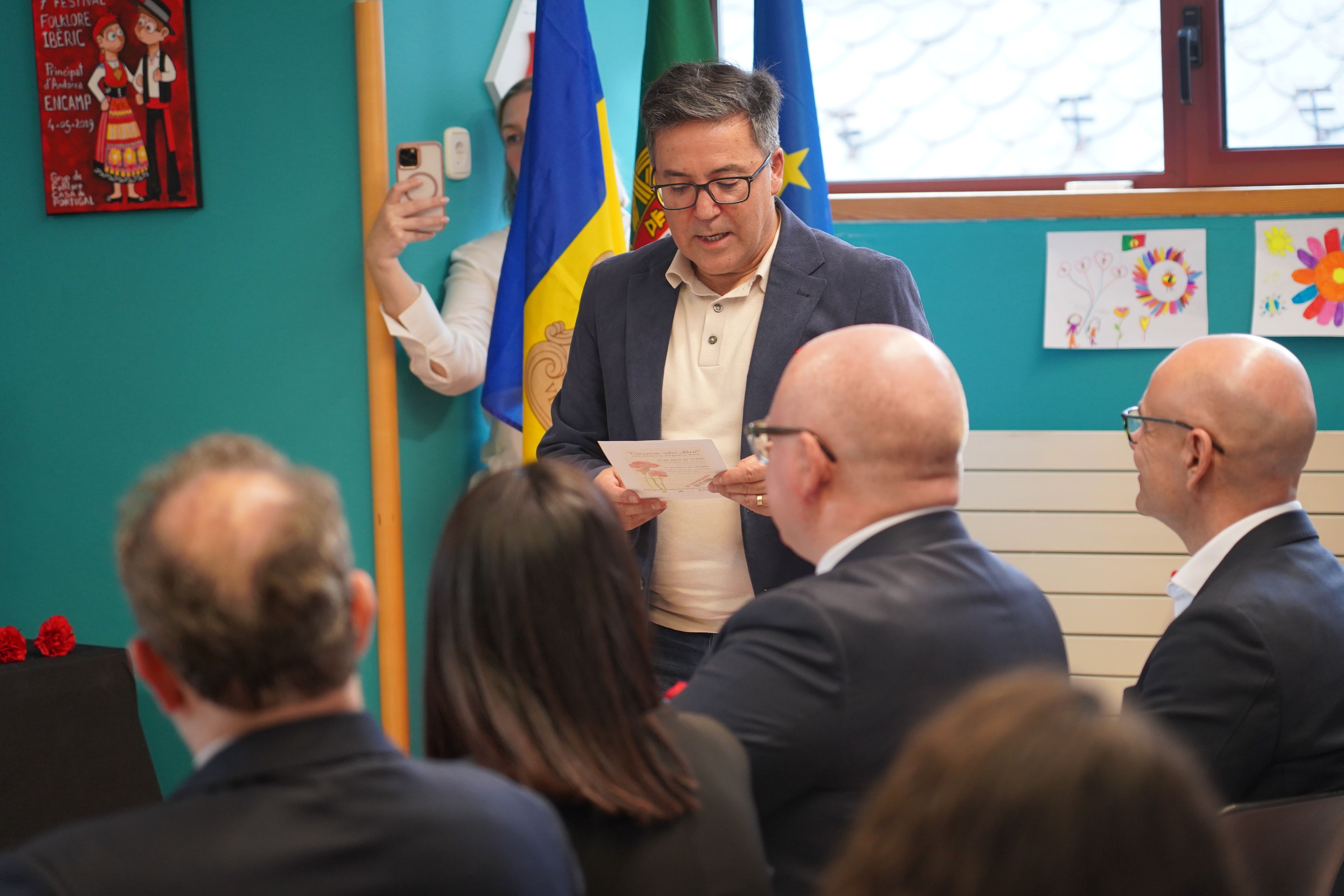 El president de l'agrupació folklòrica Casa de Portugal, Jose Luis Carvalho, adreçant unes paraules en un acte públic.
