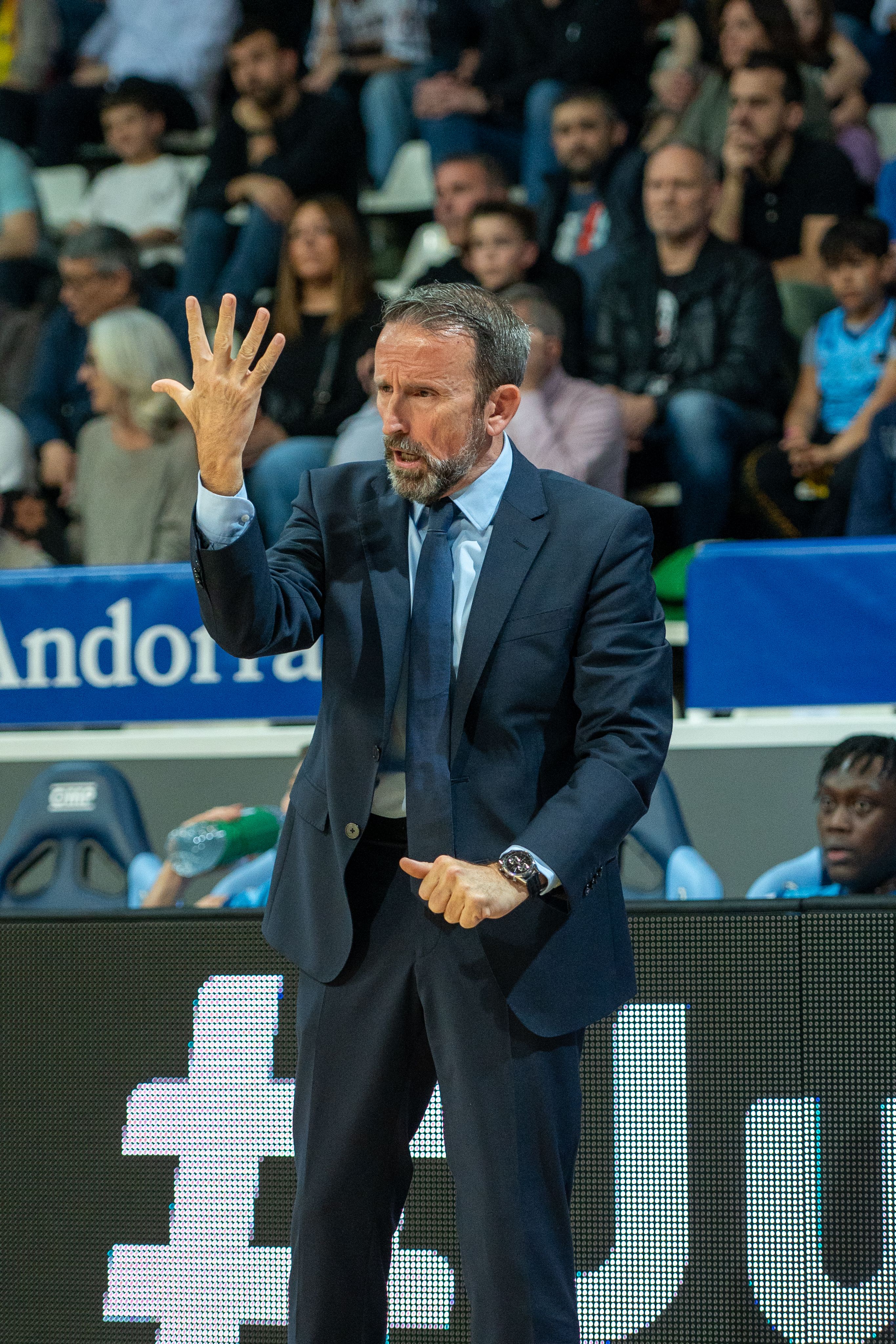 Joan Plaza, enfadat a la zona tècnica dels locals. Joan Plaza, enfadat a la zona tècnica dels locals.