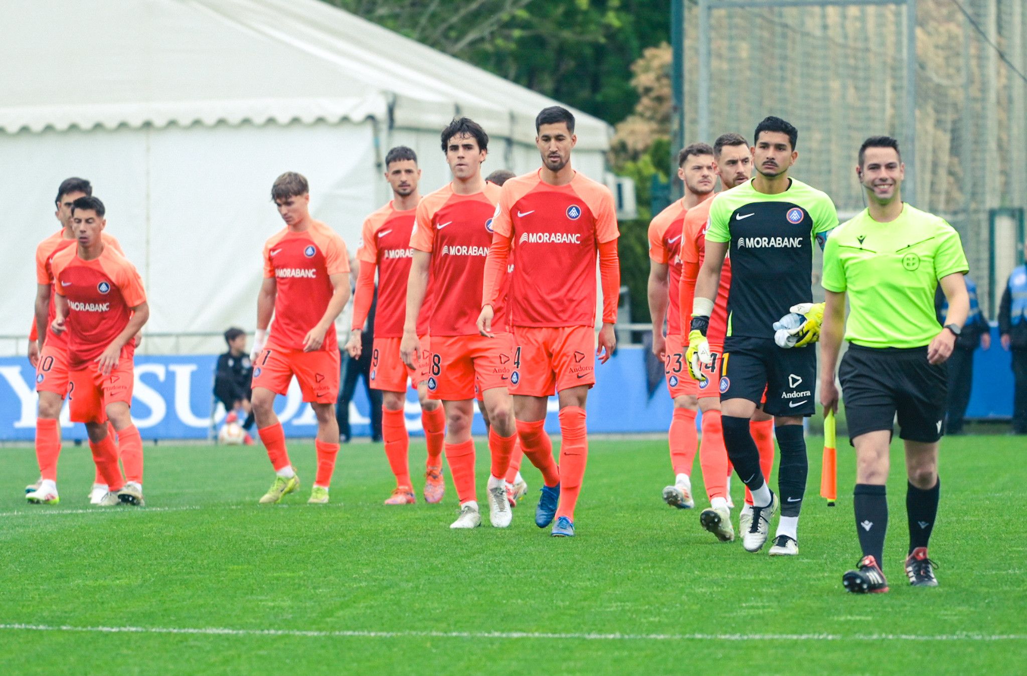 Els jugadors de l'FC Andorra surten al terreny de joc d'uns dels camps de Zubieta.