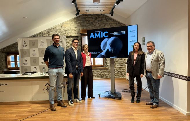 El cònsol major, Cerni Cairat, el director de marketing de l'empresa Cellab, Joan Muro, la vicepresidenta d’Assandca, Barbara Dos Santos, la cònsol menor, Sofia Cortesao, i el doctor i cap d’Anatomia Patològica de l’Hospital Clínic de Barcelona, Antoni Martínez.