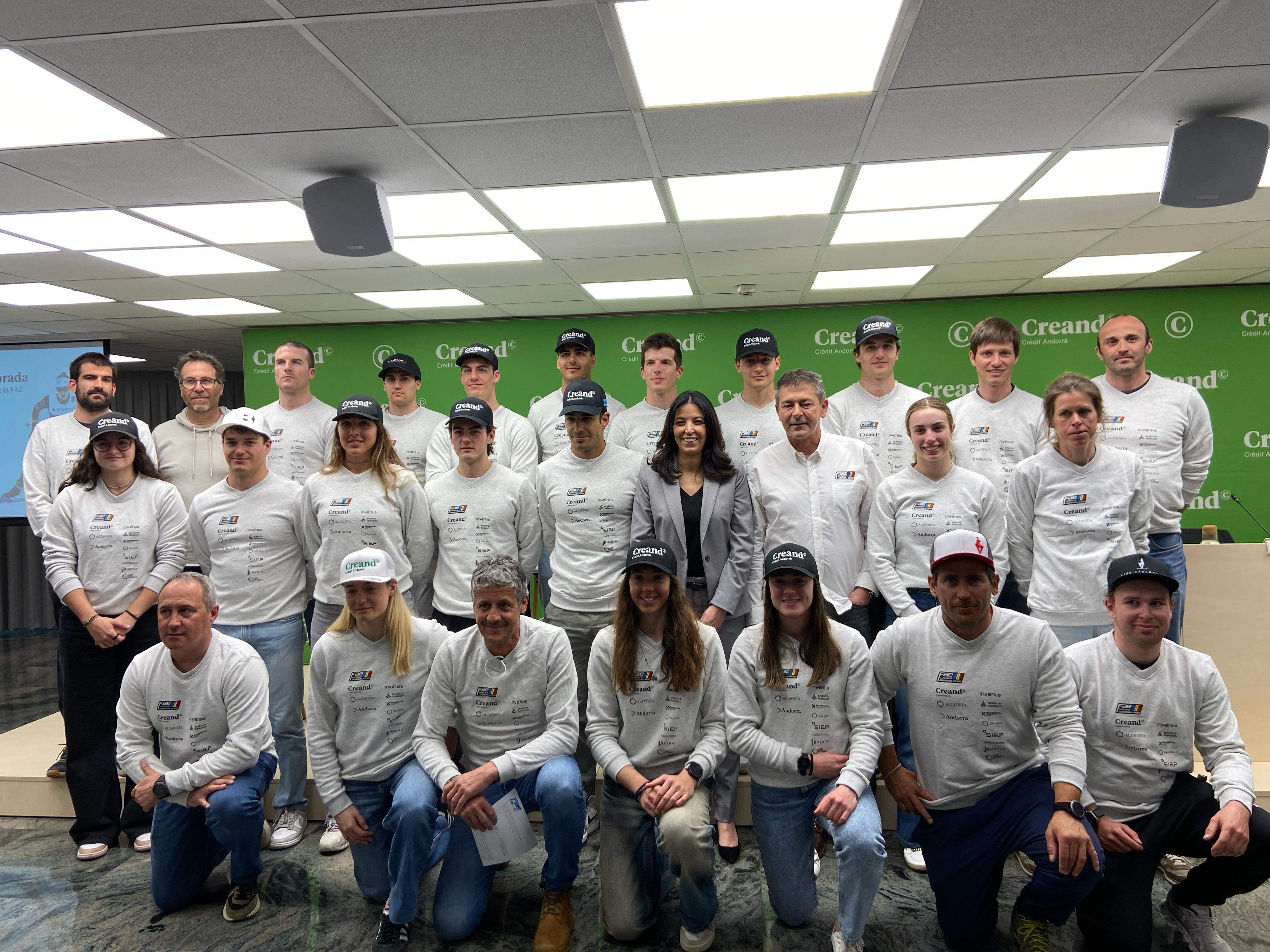 L'equip de la FAE format per entrenadors, directors tècnics i junta directiva, al complet. 