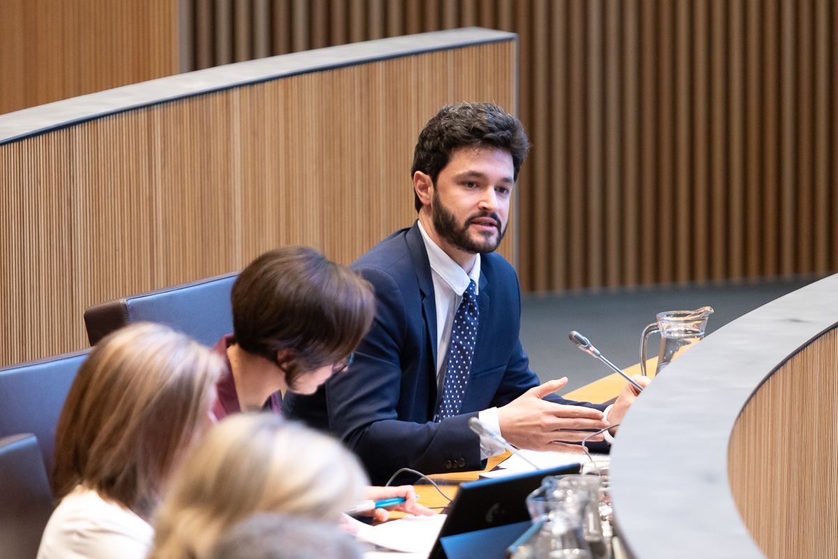 Cerni Escalé intervenint en l'hemicicle al costat d'altres companys de Concòrdia.