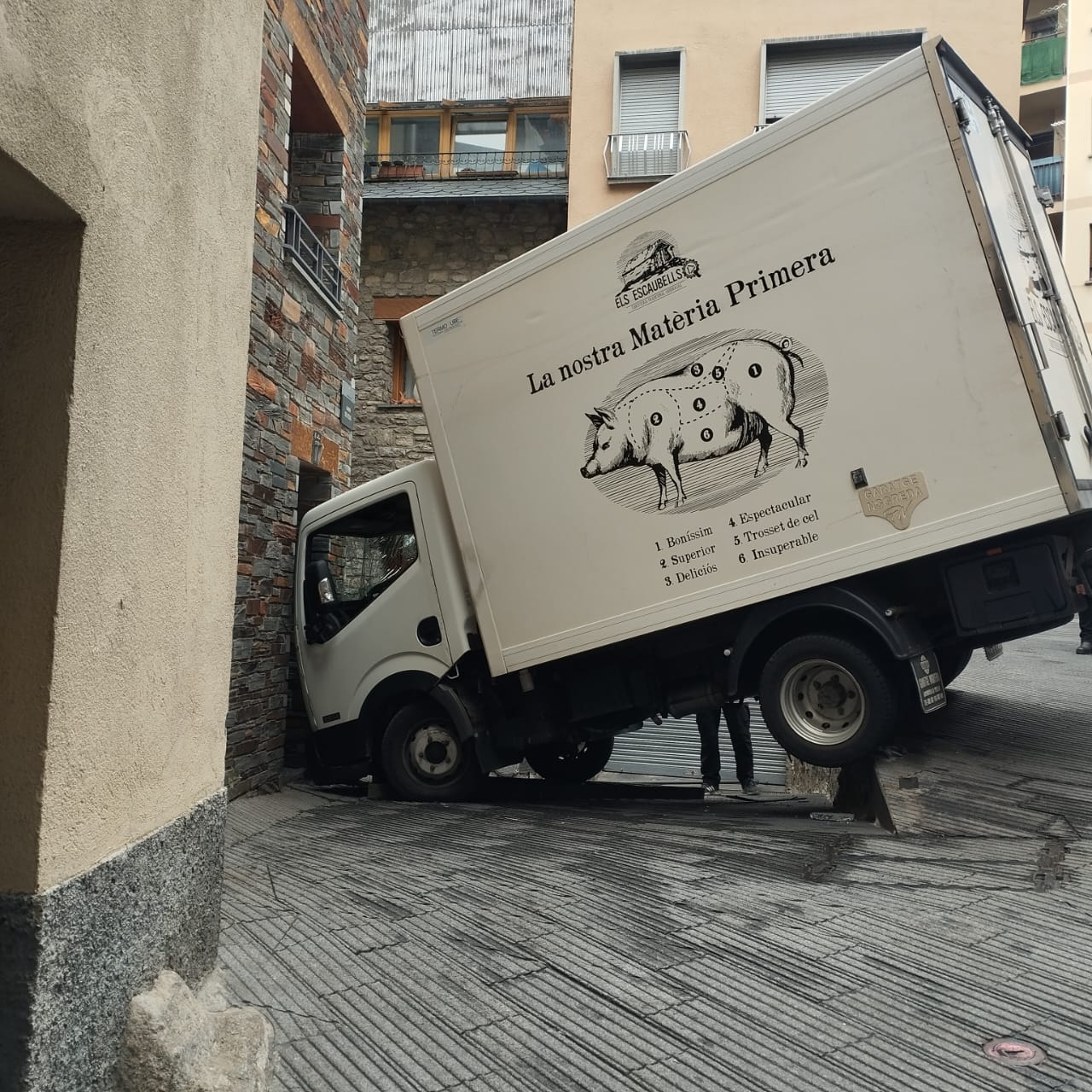 La furgoneta que s’ha encastat al Puial.