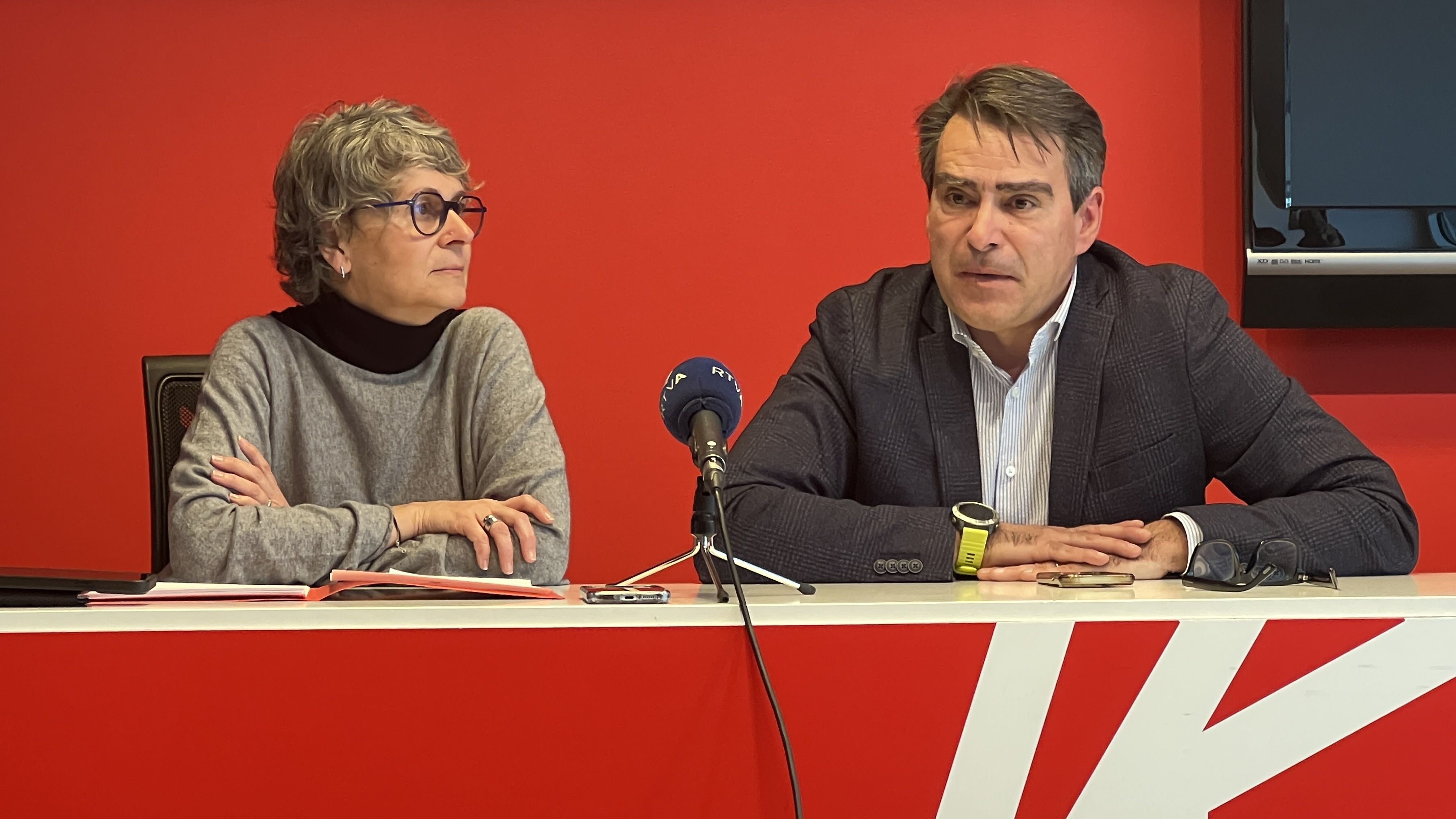 Susanna Vela i David Pérez durant la compareixença d'aquest migdia.