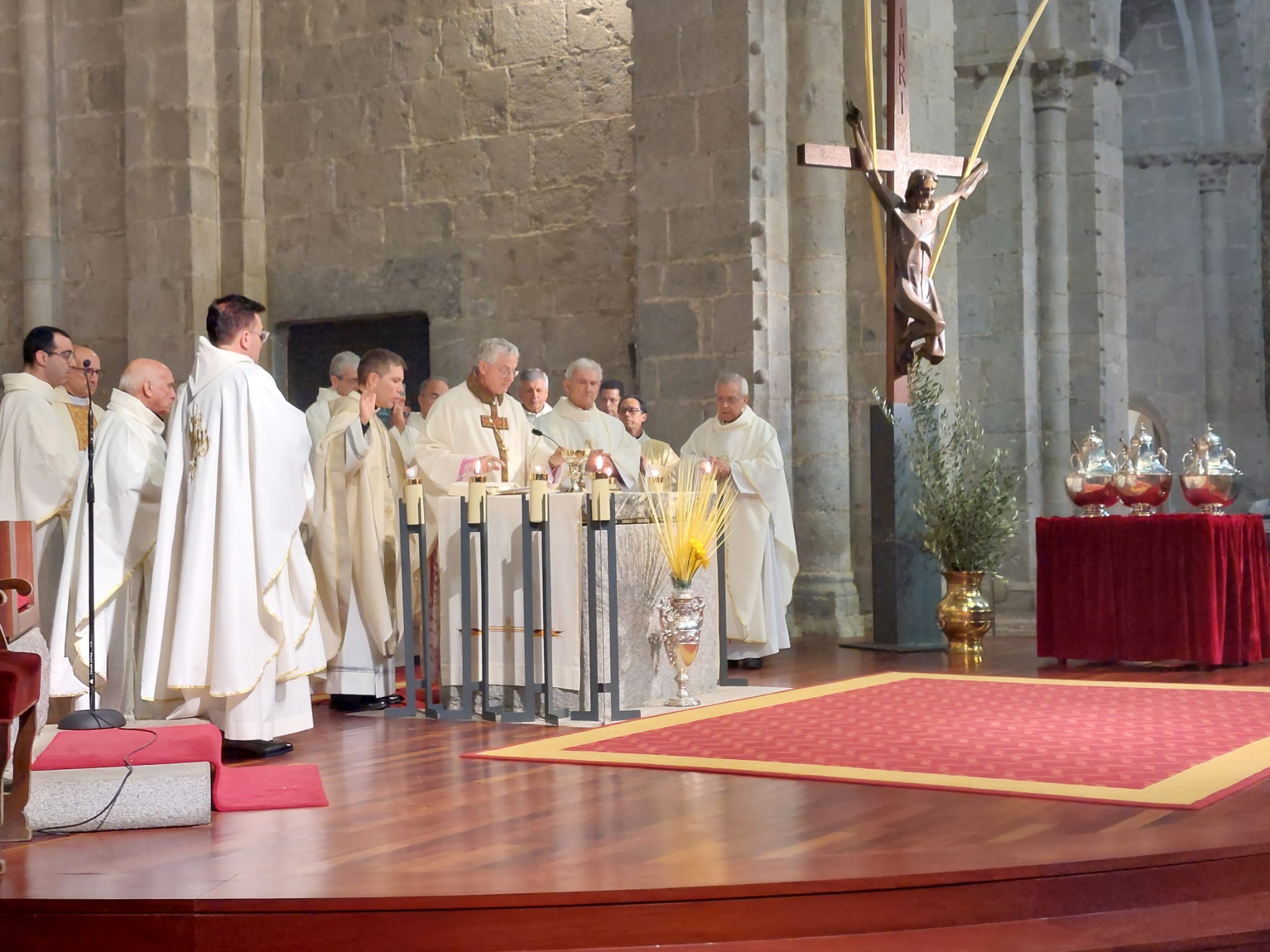 Els quatre capellans que celebren efemèride -Fenosa i Chisvert a l'esquerra- durant la missa crismal del Dilluns Sant.