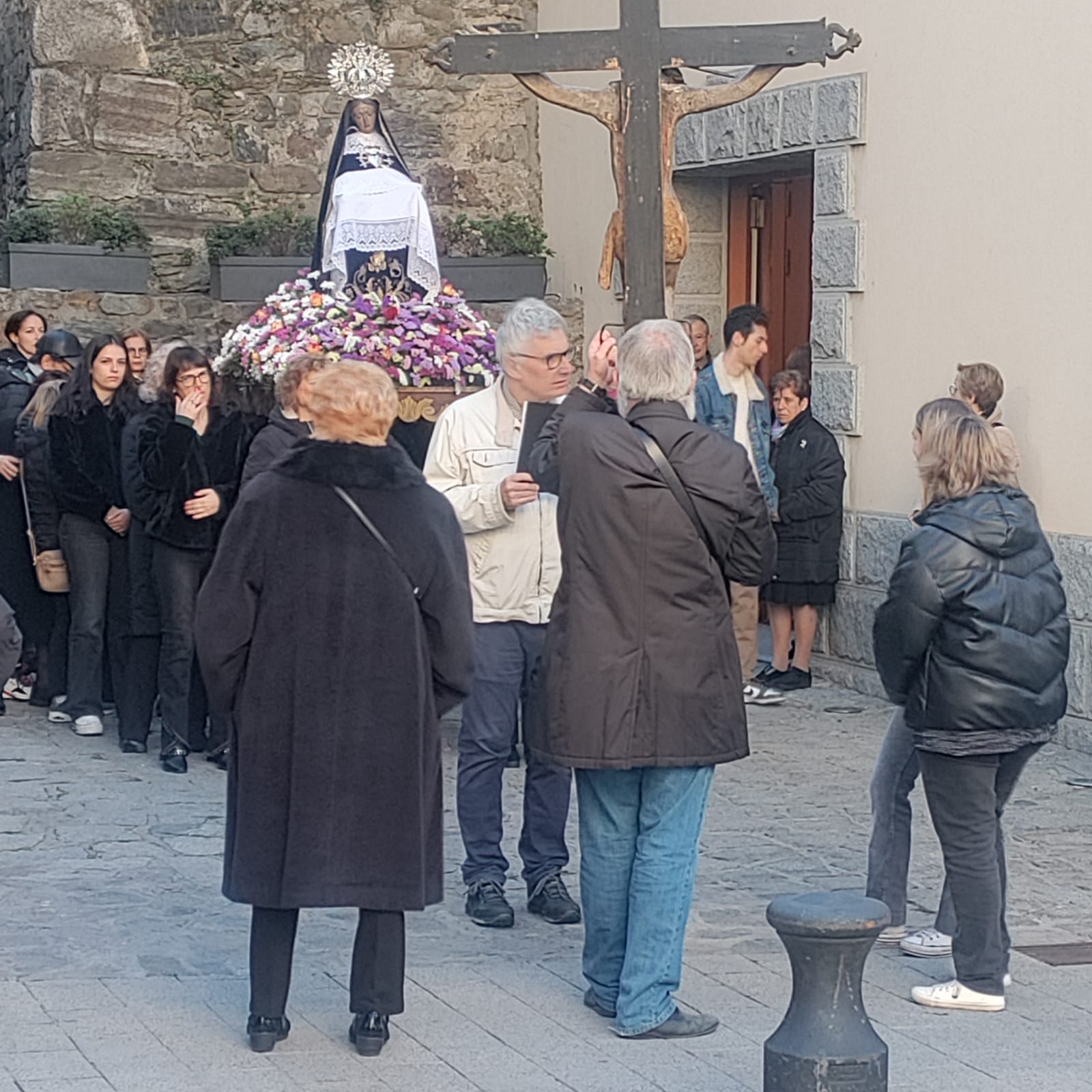 El viacrucis lauredià sortint de l'església. El viacrucis lauredià sortint de l'església.