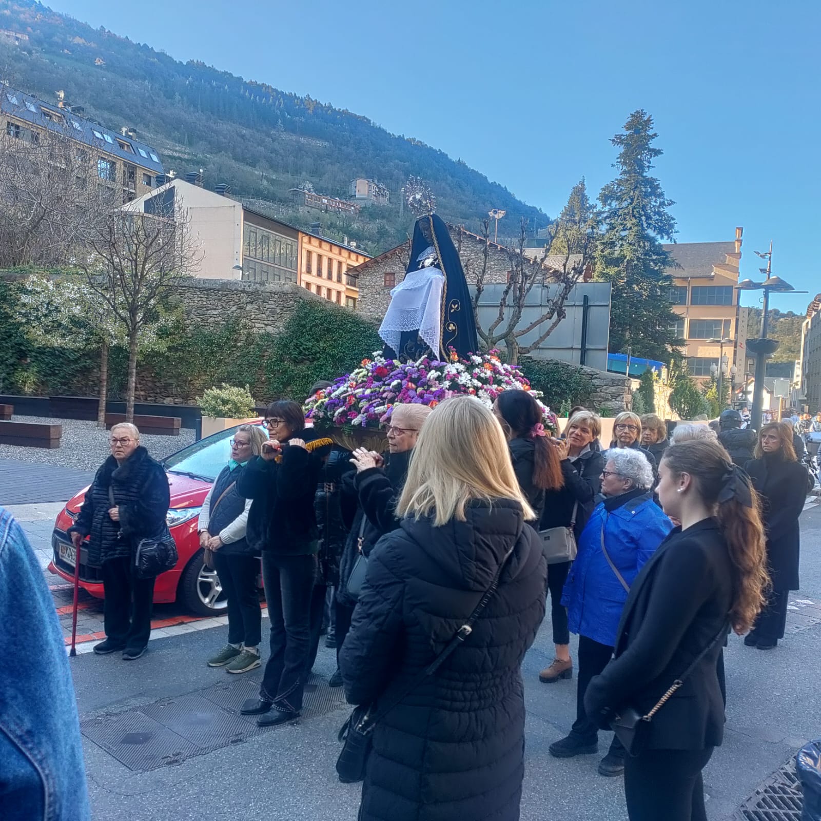 La comitiva, pels carrers de Sant Julià La comitiva, pels carrers de Sant Julià