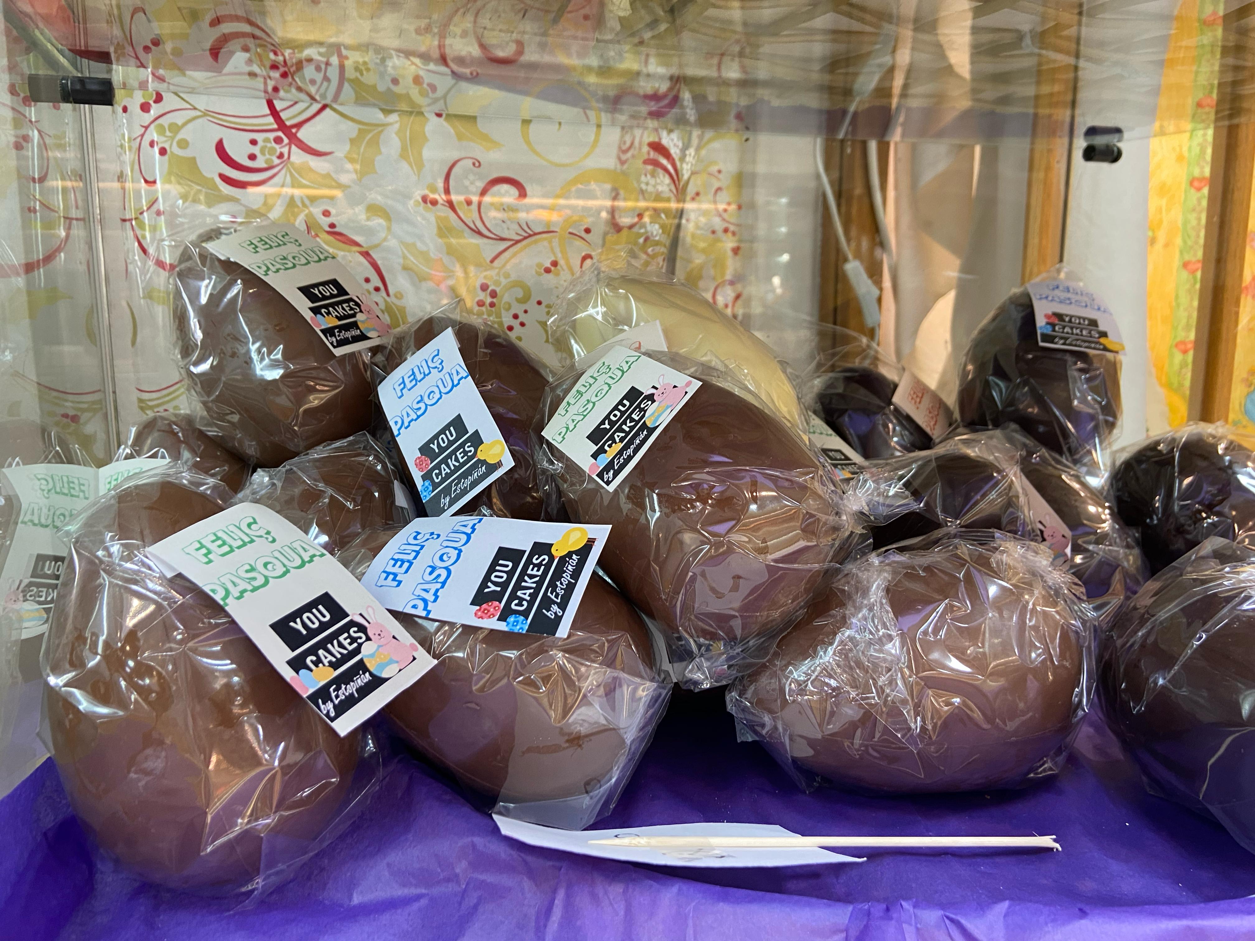 Ous de Pasqua de xocolata amb diversos tamanys. Ous de Pasqua de xocolata amb diversos tamanys.