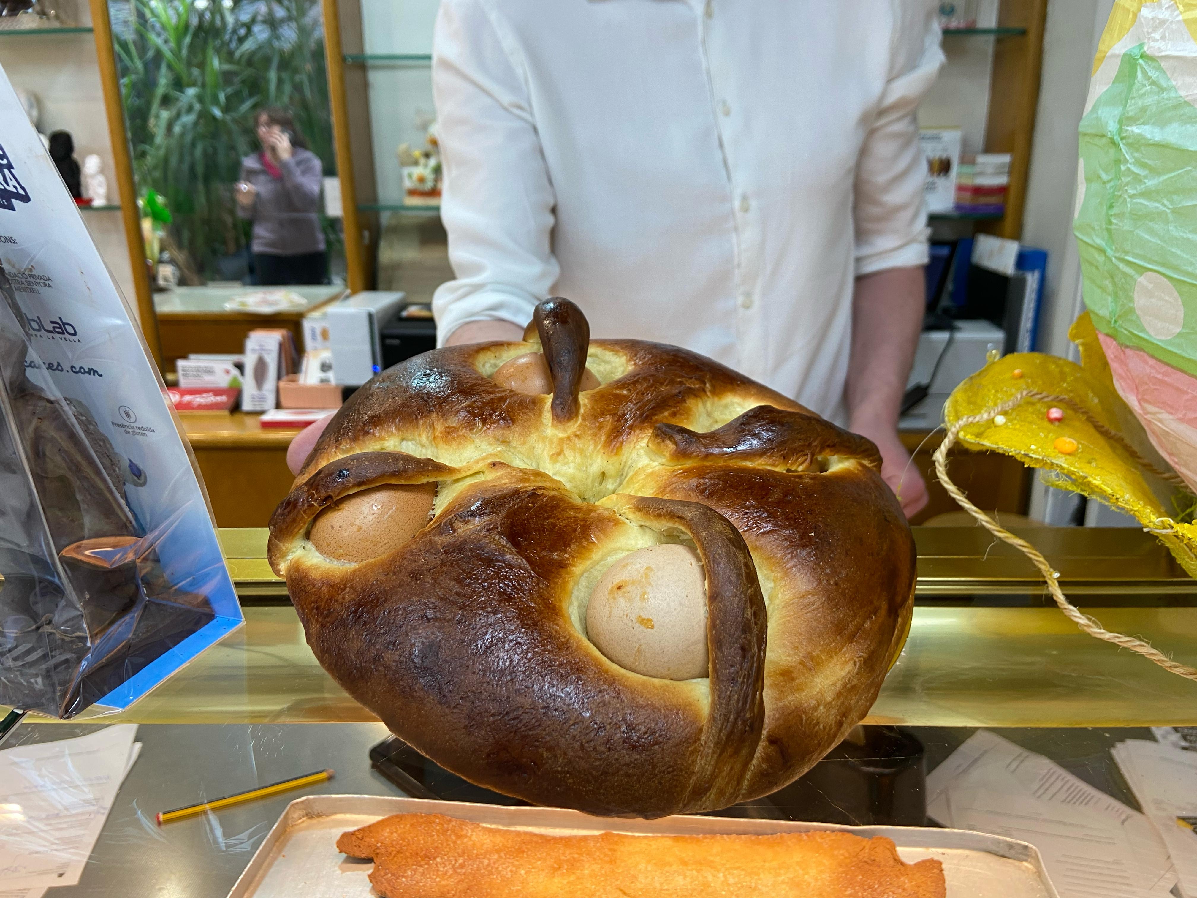 Una altra opció són les mones sense xocolata, amb ous durs. Una altra opció són les mones sense xocolata, amb ous durs.