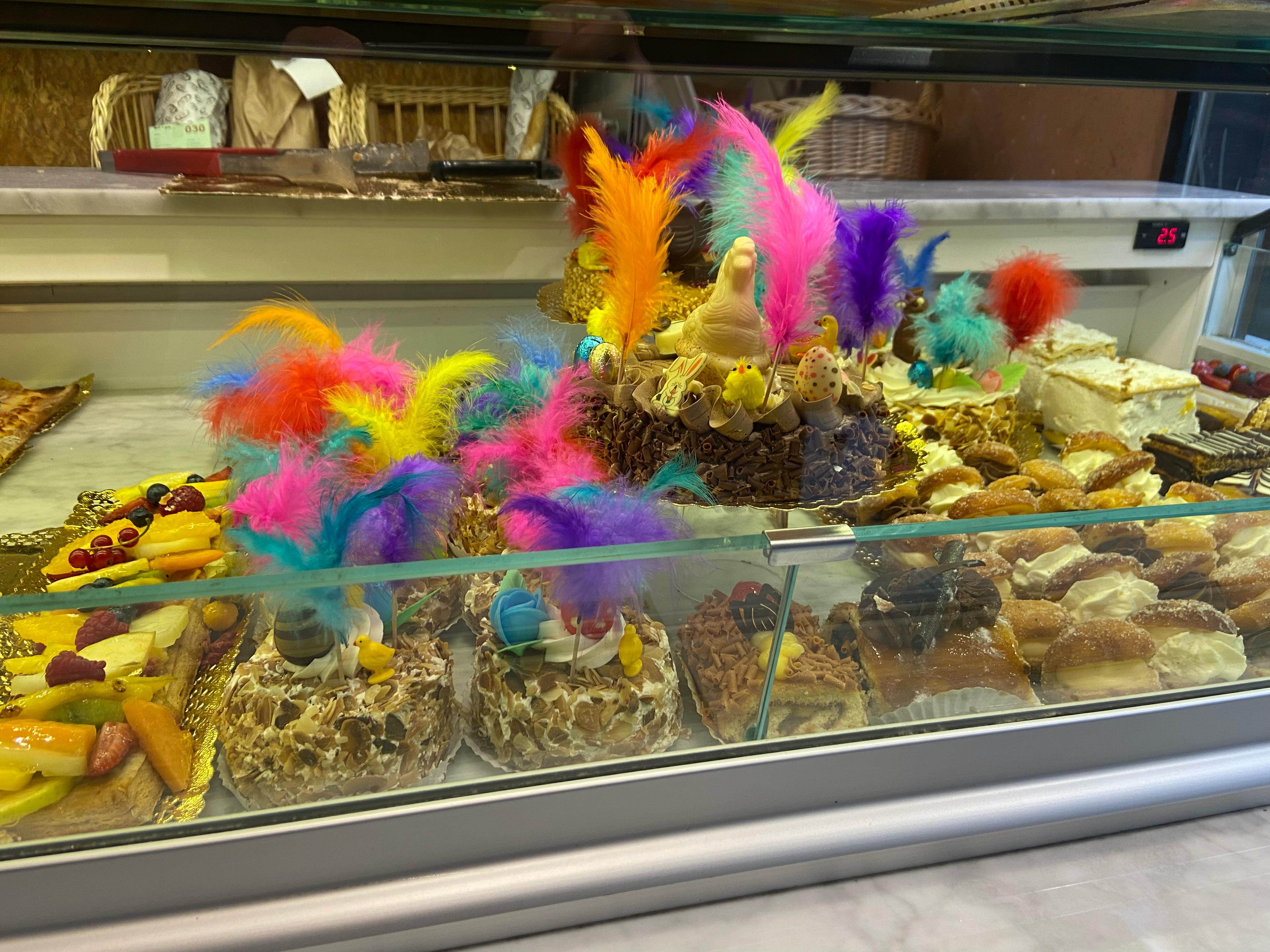 Mones de l'artipa de rovell cremat, sara i 'napolitanes'. Mones de l'artipa de rovell cremat, sara i 'napolitanes'.