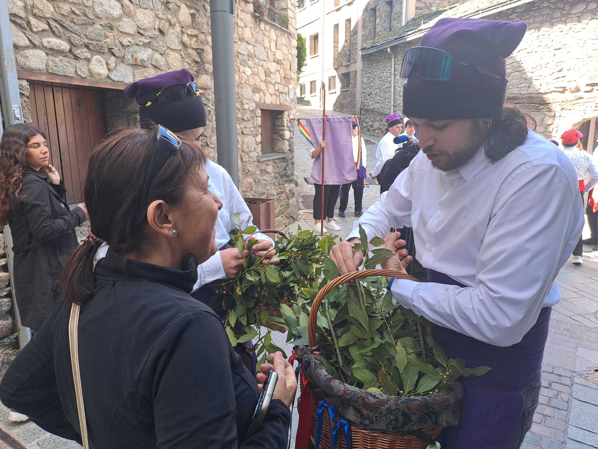 Intercanviant fulles de llorer per la voluntat. Intercanviant fulles de llorer per la voluntat.