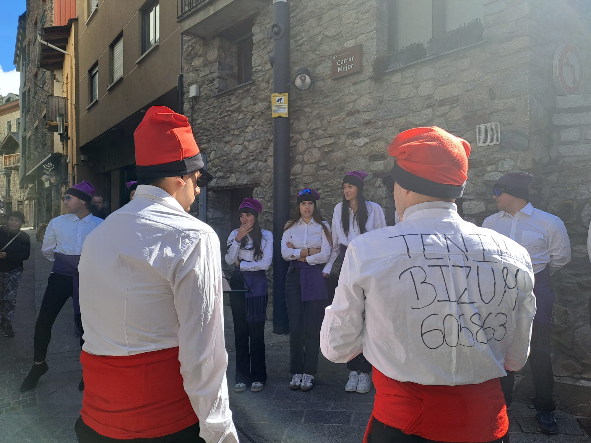 Els més joves també donen opció al Bizum per fer un donatiu. Els més joves també donen opció al Bizum per fer un donatiu.