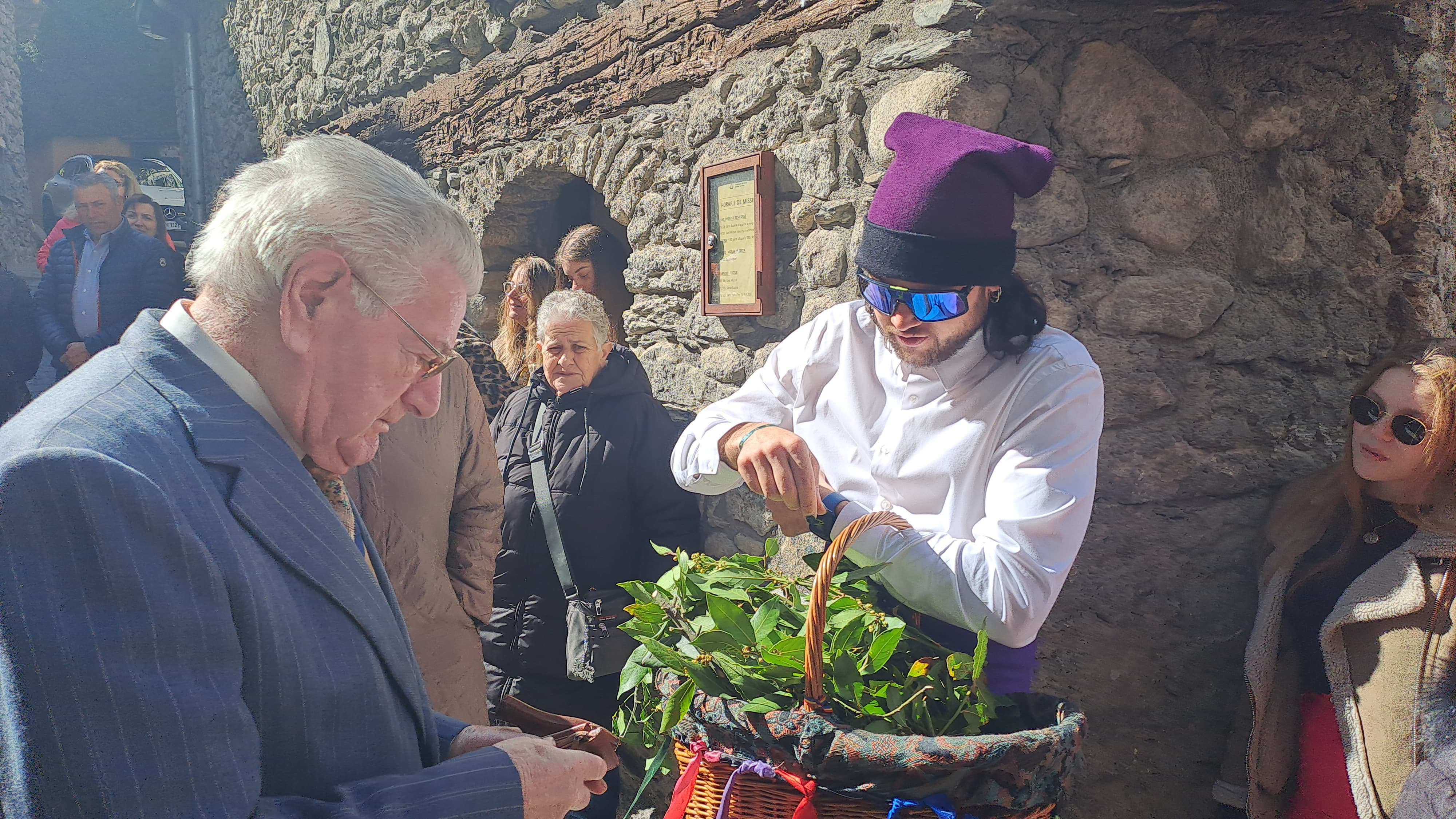 Un home s'acosta a col·laborar amb la tradició. Un home s'acosta a col·laborar amb la tradició.