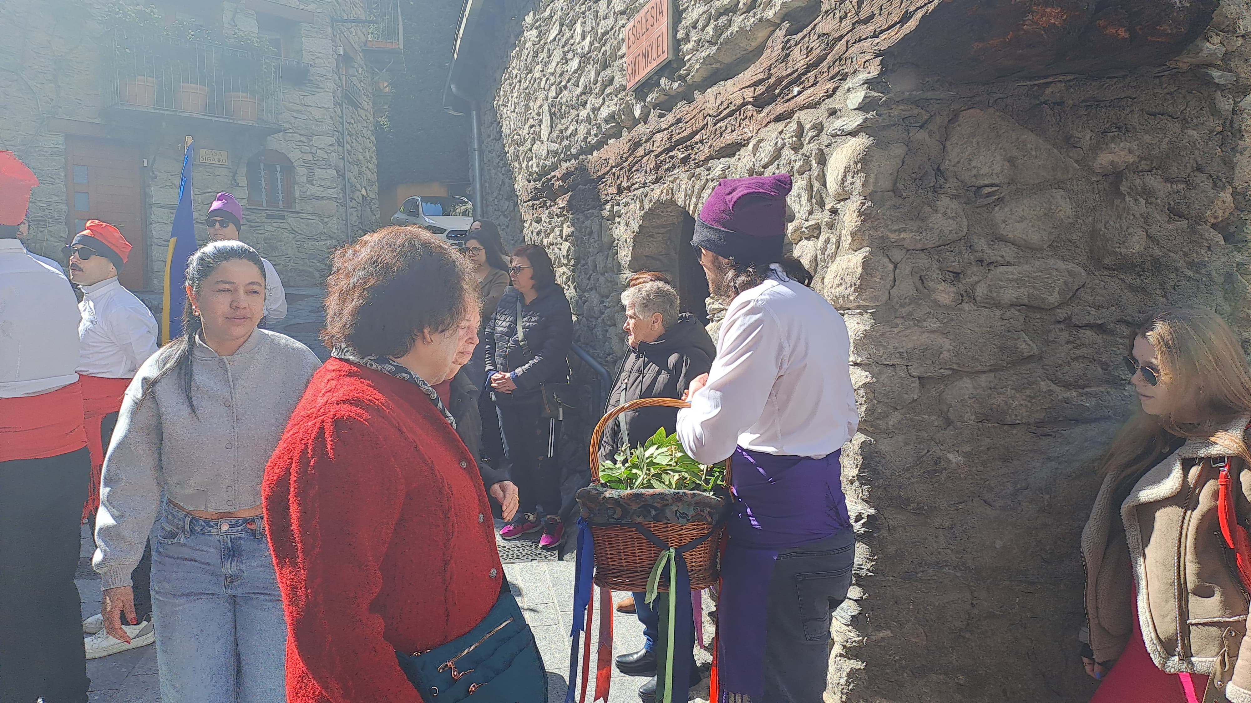 Les caramelles han generat expectació pels carrers d'Encamp. Les caramelles han generat expectació pels carrers d'Encamp.