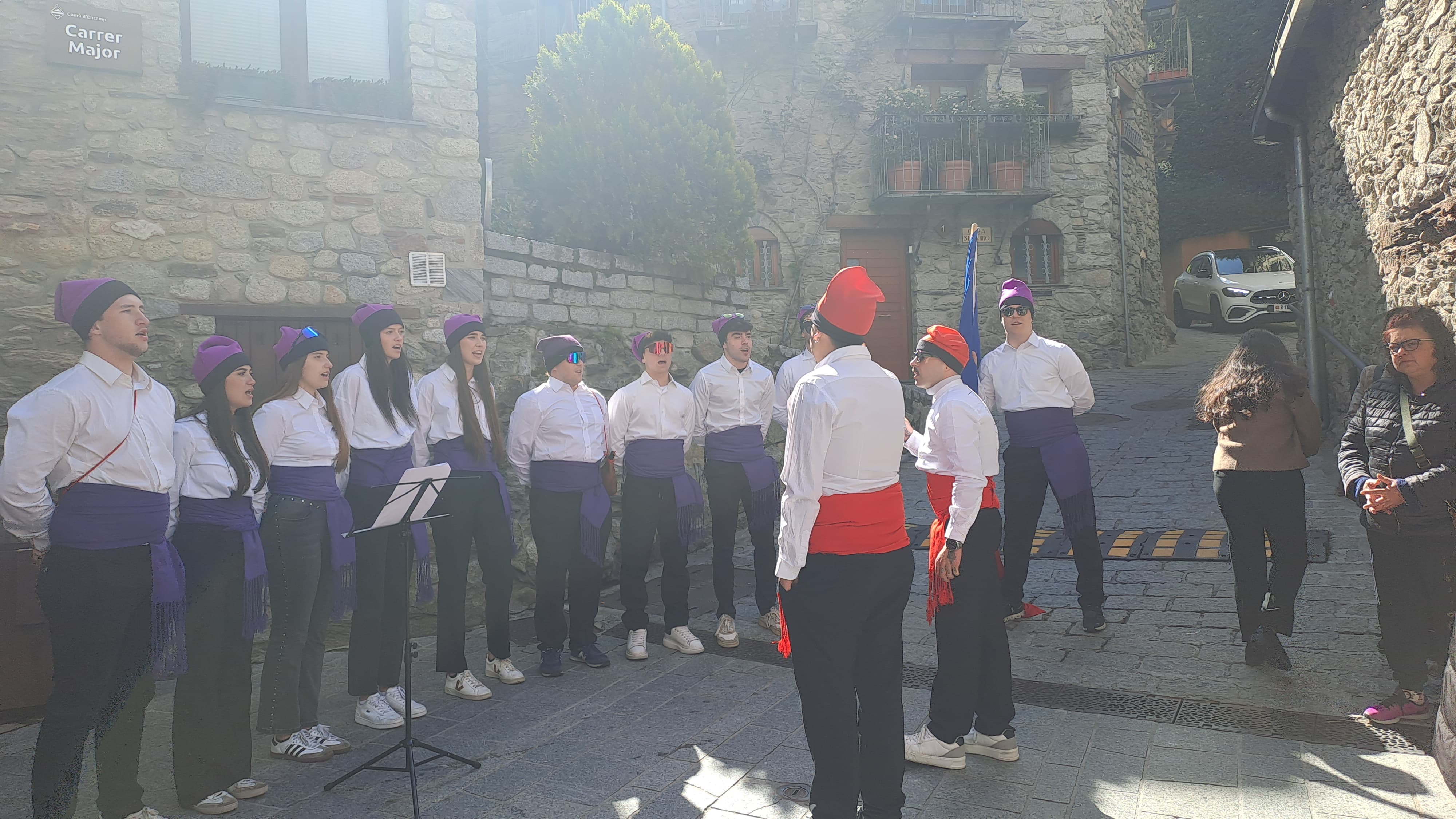 Els cantaires, seguint les instruccions dels caramellaires majors. Els cantaires, seguint les instruccions dels caramellaires majors.