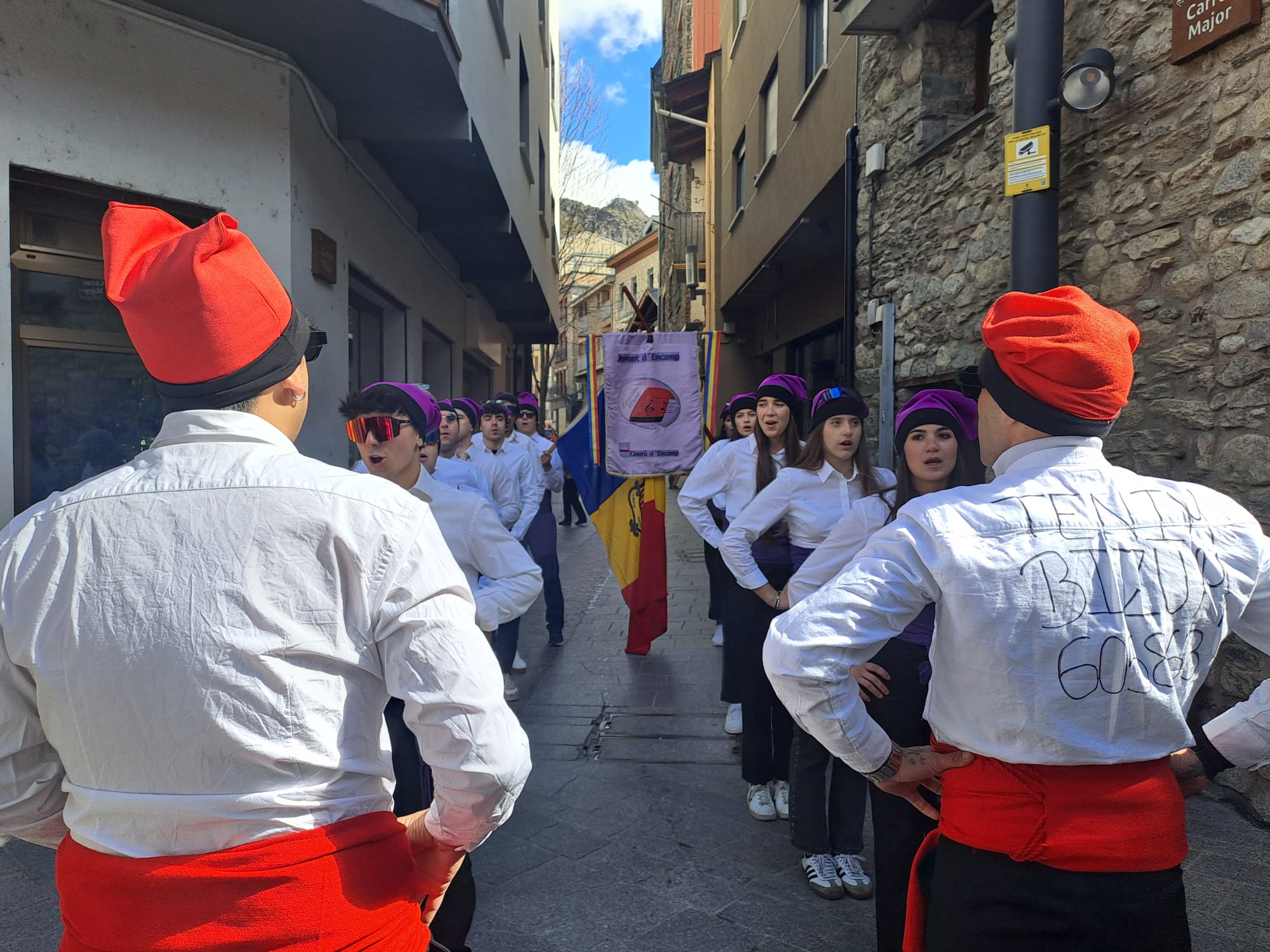 Cantant en doble fila. Cantant en doble fila.