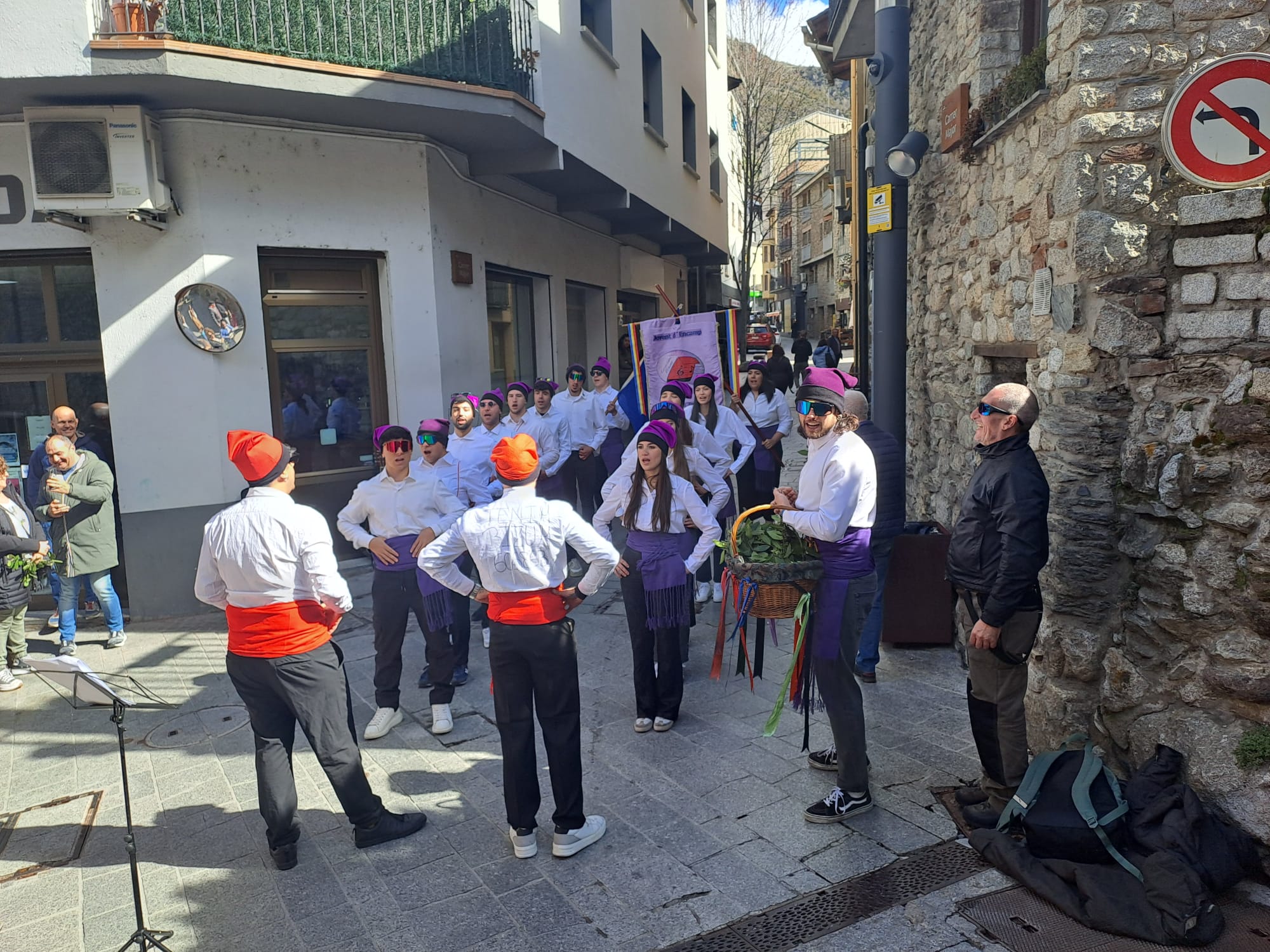 Els caramellaires, formant en una de les cançons tradicionals. Els caramellaires, formant en una de les cançons tradicionals.