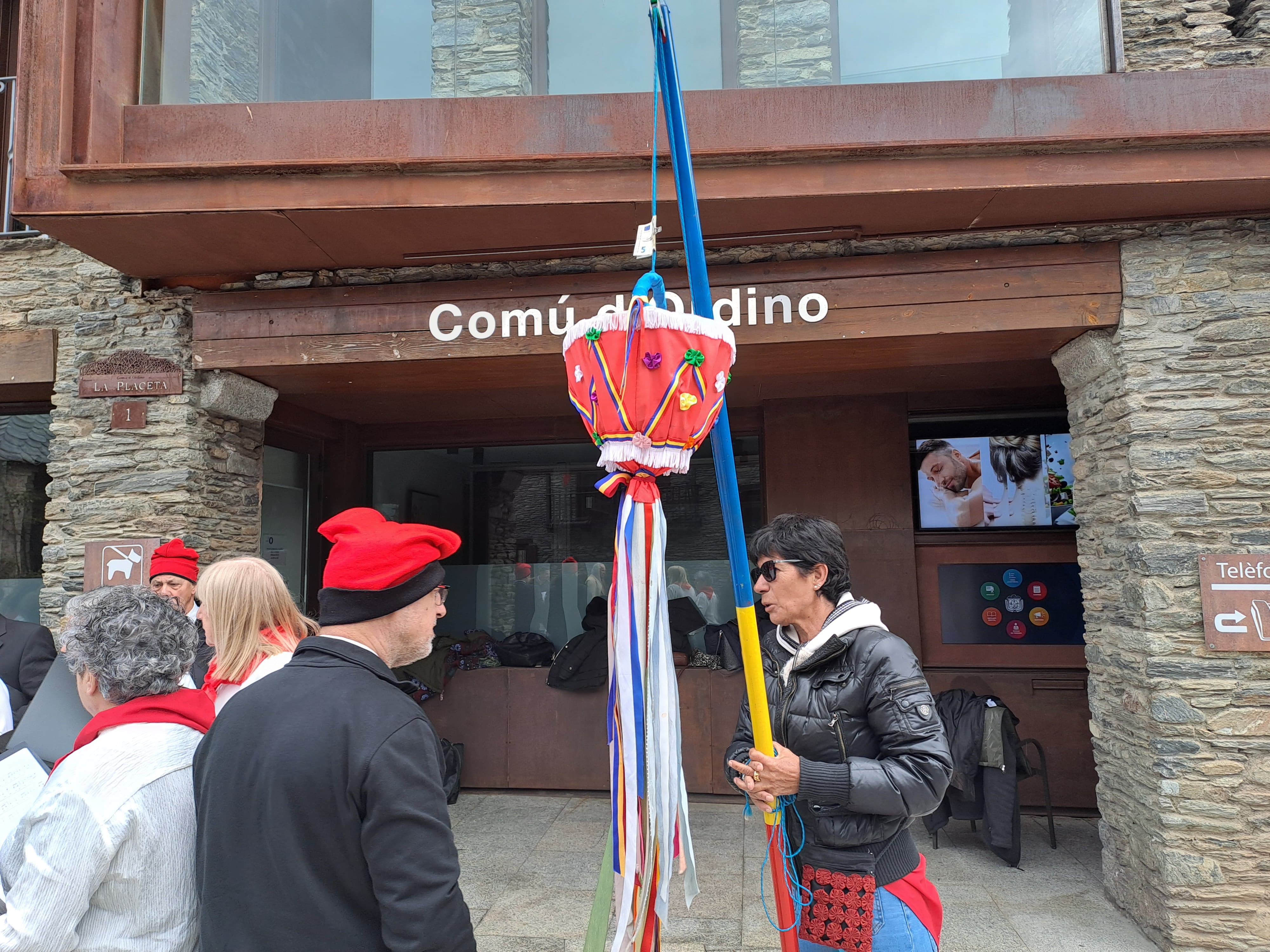 El cistell preparat per recollir donatius. El cistell preparat per recollir donatius.