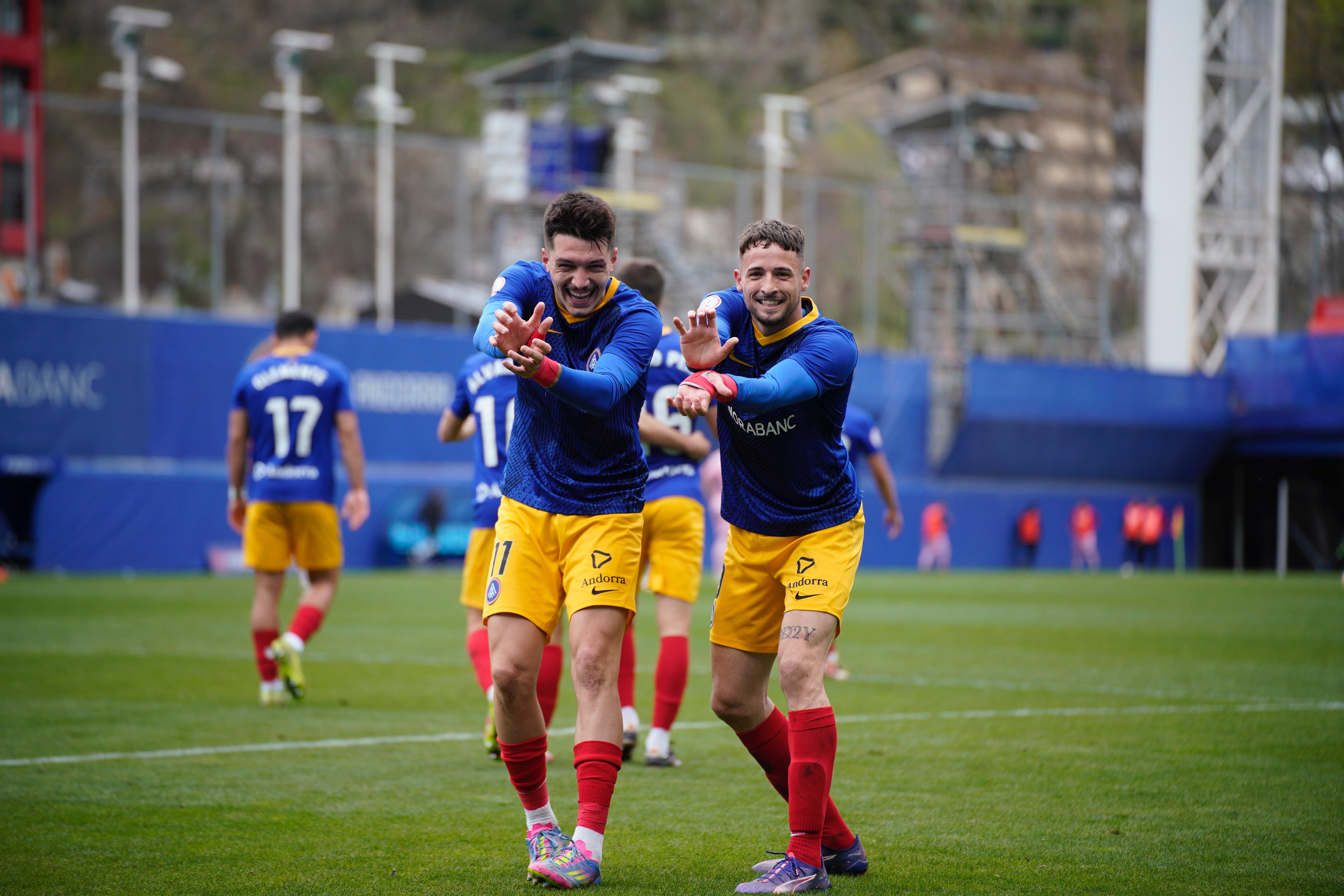 Lauti i Manu Nieto, autors dels cinc gols de l'FC Andorra, fent la seva celebració habitual.