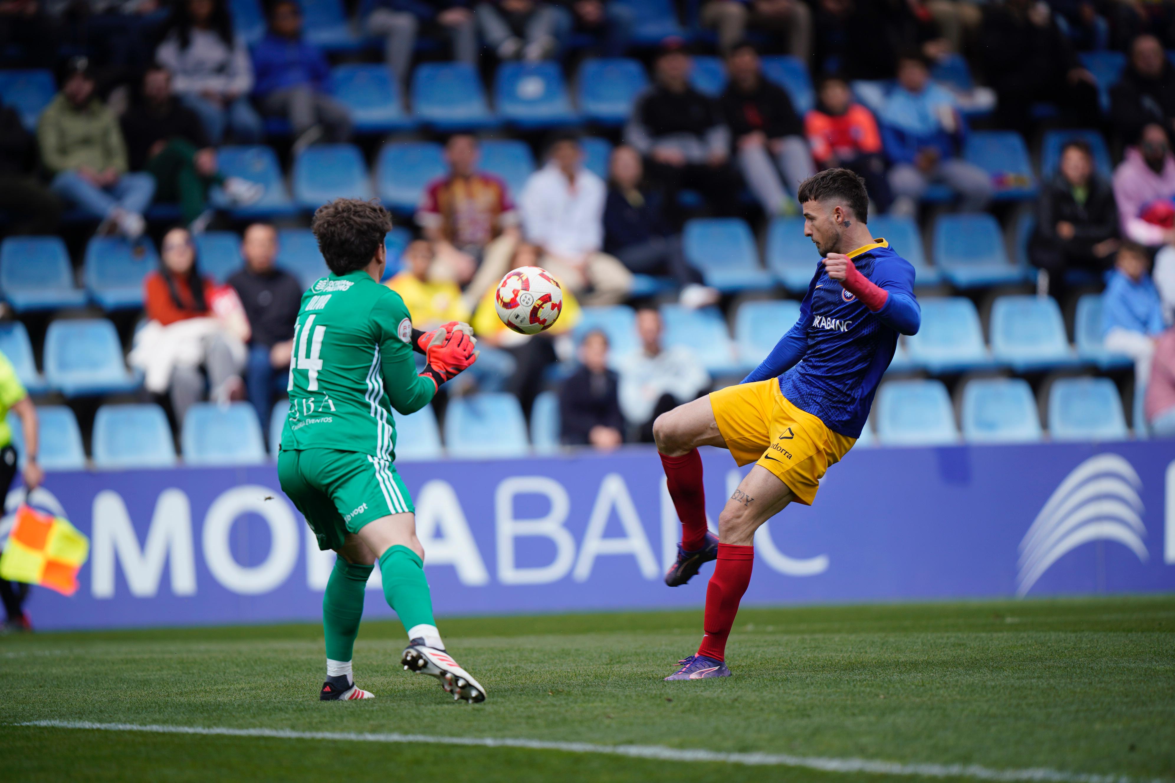 Nieto, en la primera ocasió de perill de l'FC Andorra.