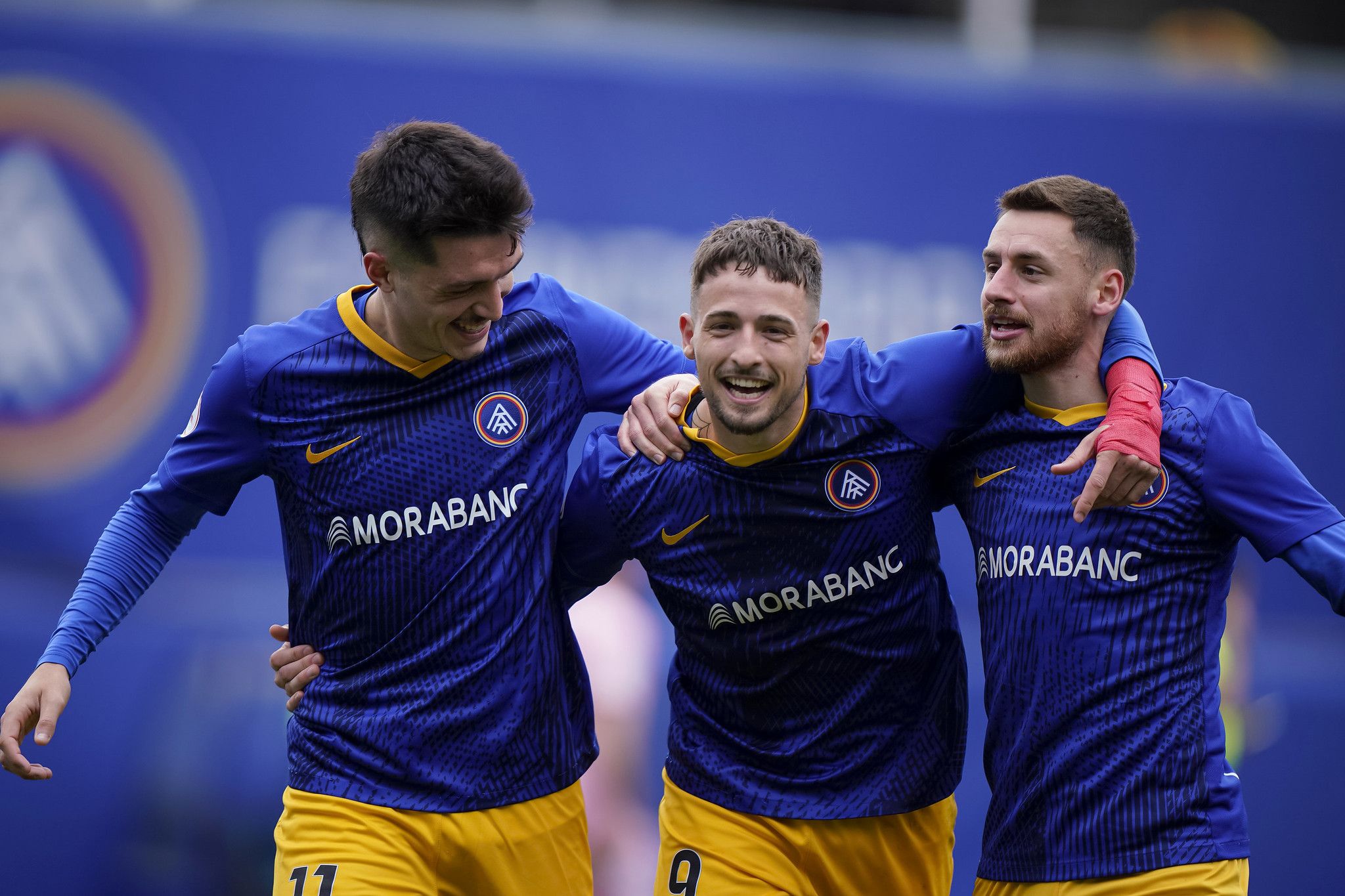 Manu Nieto, abraçat per Lauti i el capità Sergio Molina després d'anotar un dels tres gols. 