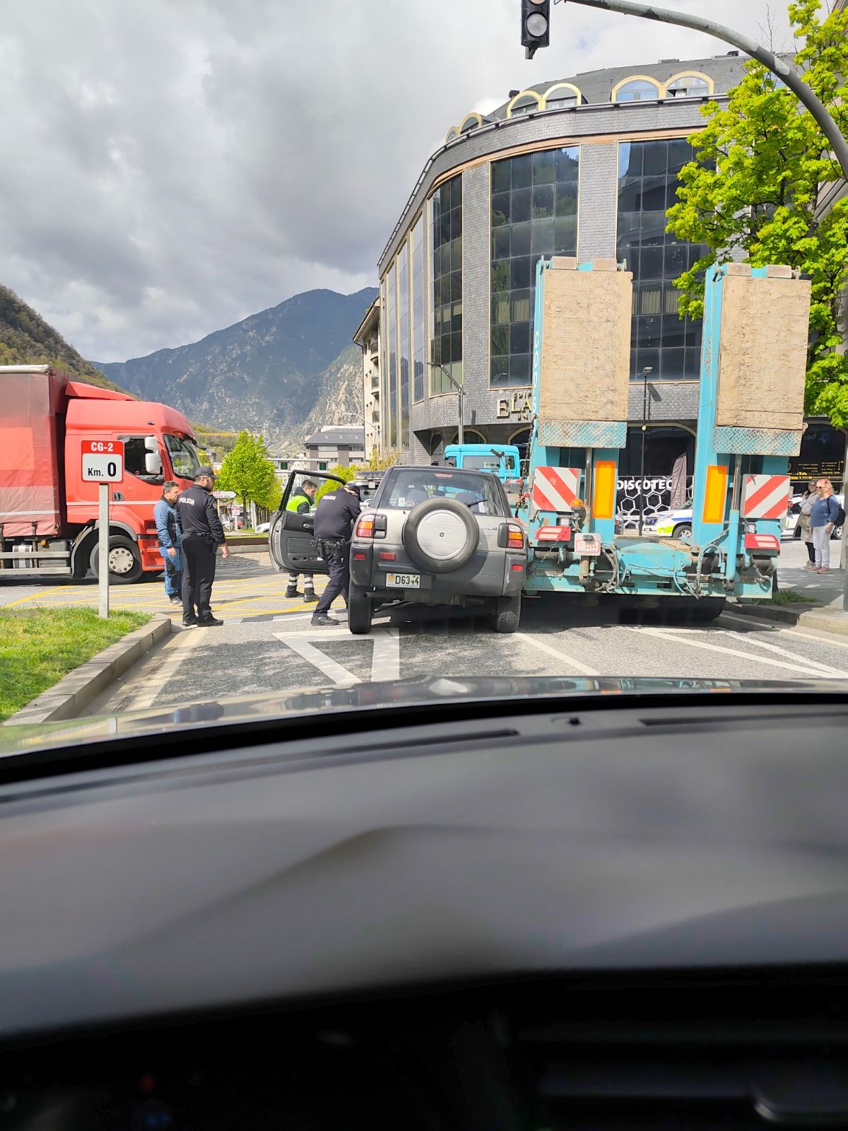 L'accident que ha tingut lloc a la rotonda del quilòmetre zero, només de danys materials.