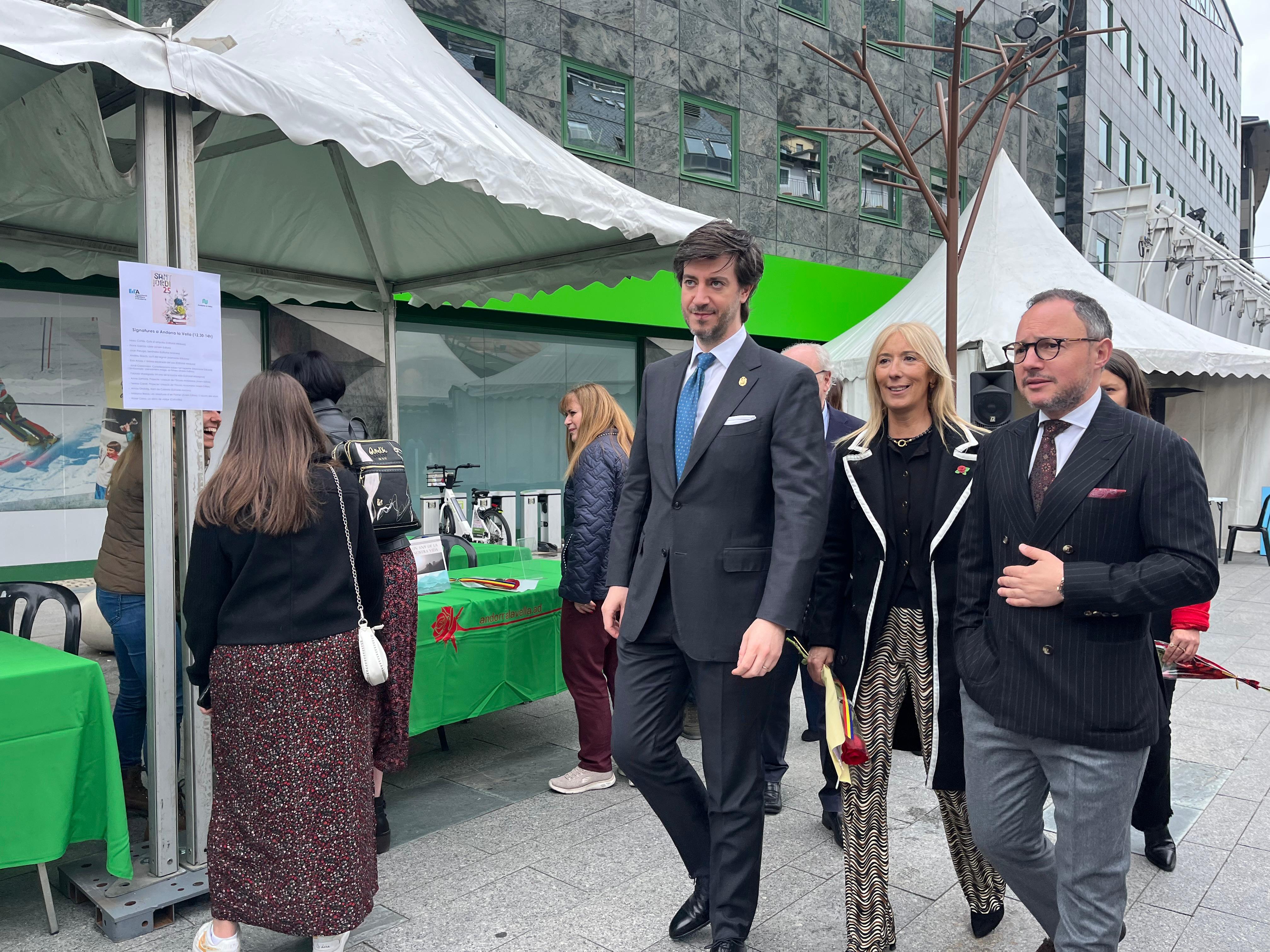Xavier Espot amb el síndics, Carles Ensenyat i Sandra Codina, passejant per la fira de Sant Jordi.