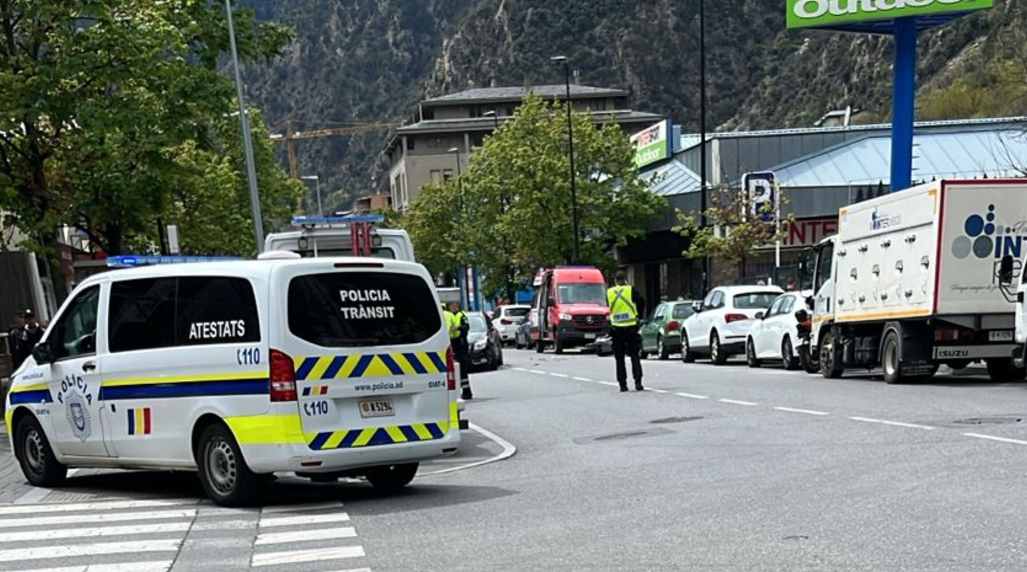 El vehicle policial d'atestats i els bombers al lloc dels fets.
