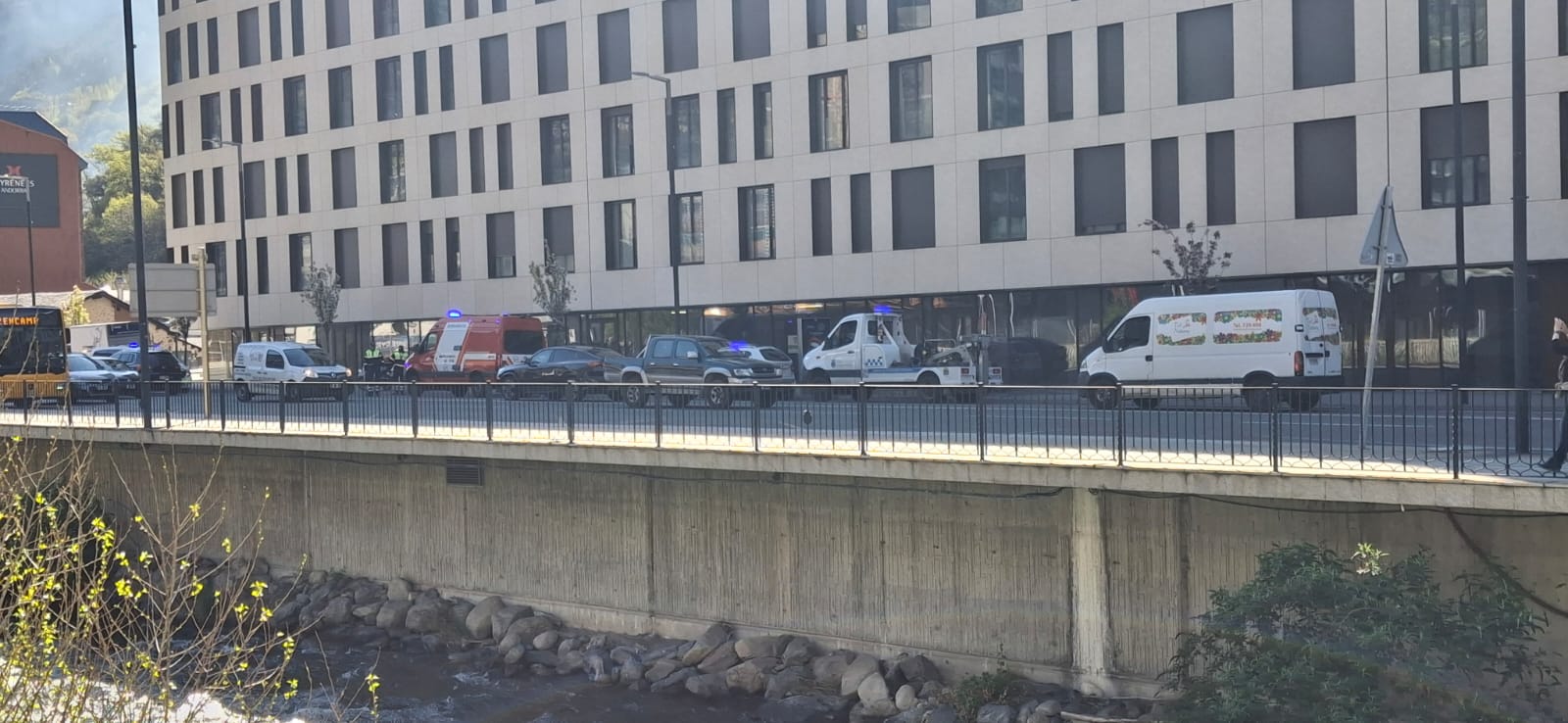 Una ambulància dels bombers al lloc dels fets.
