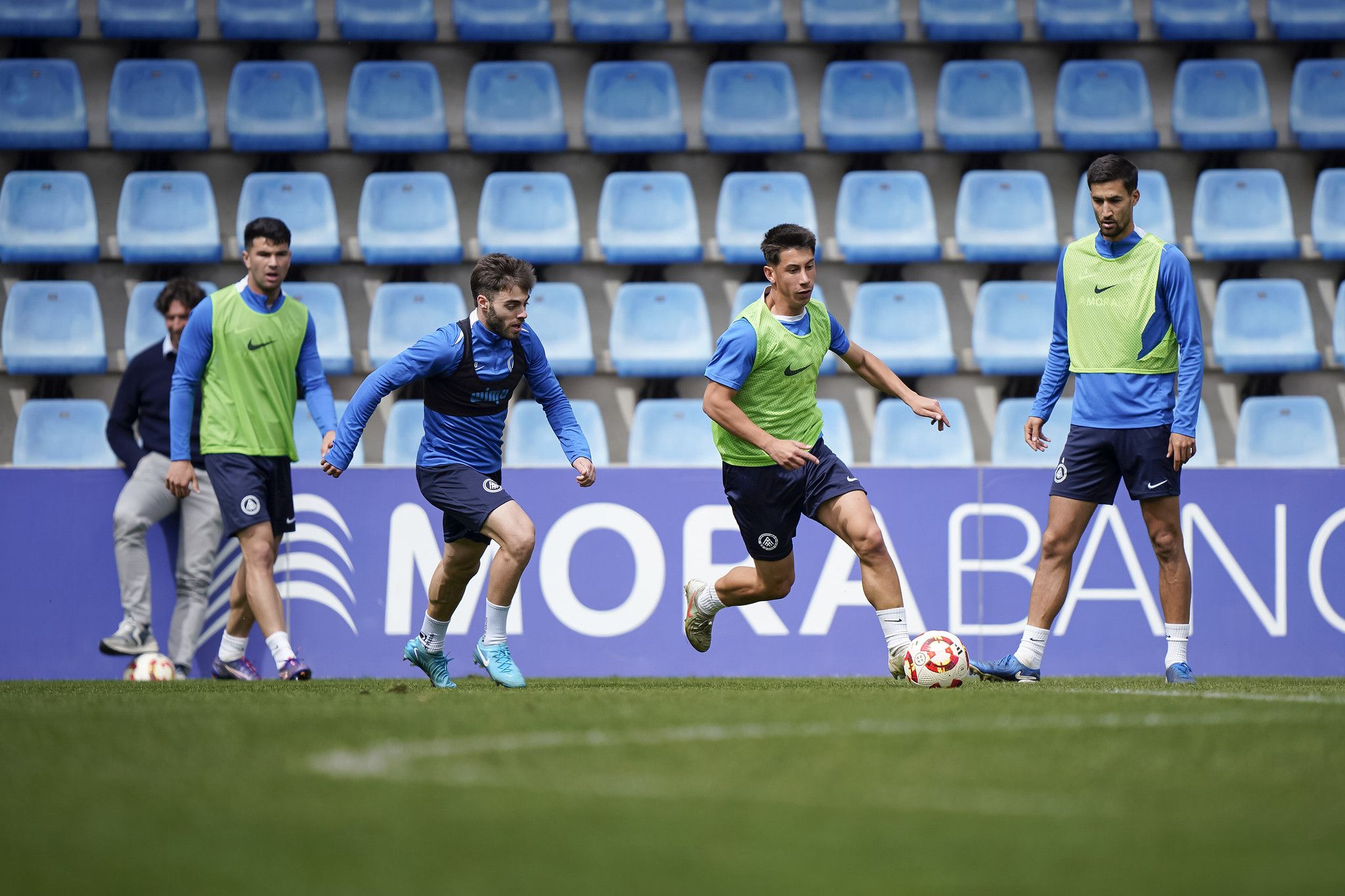 Els jugadors de l'FC Andorra, entrenant al Nacional sota la mirada de Jaume Nogués.