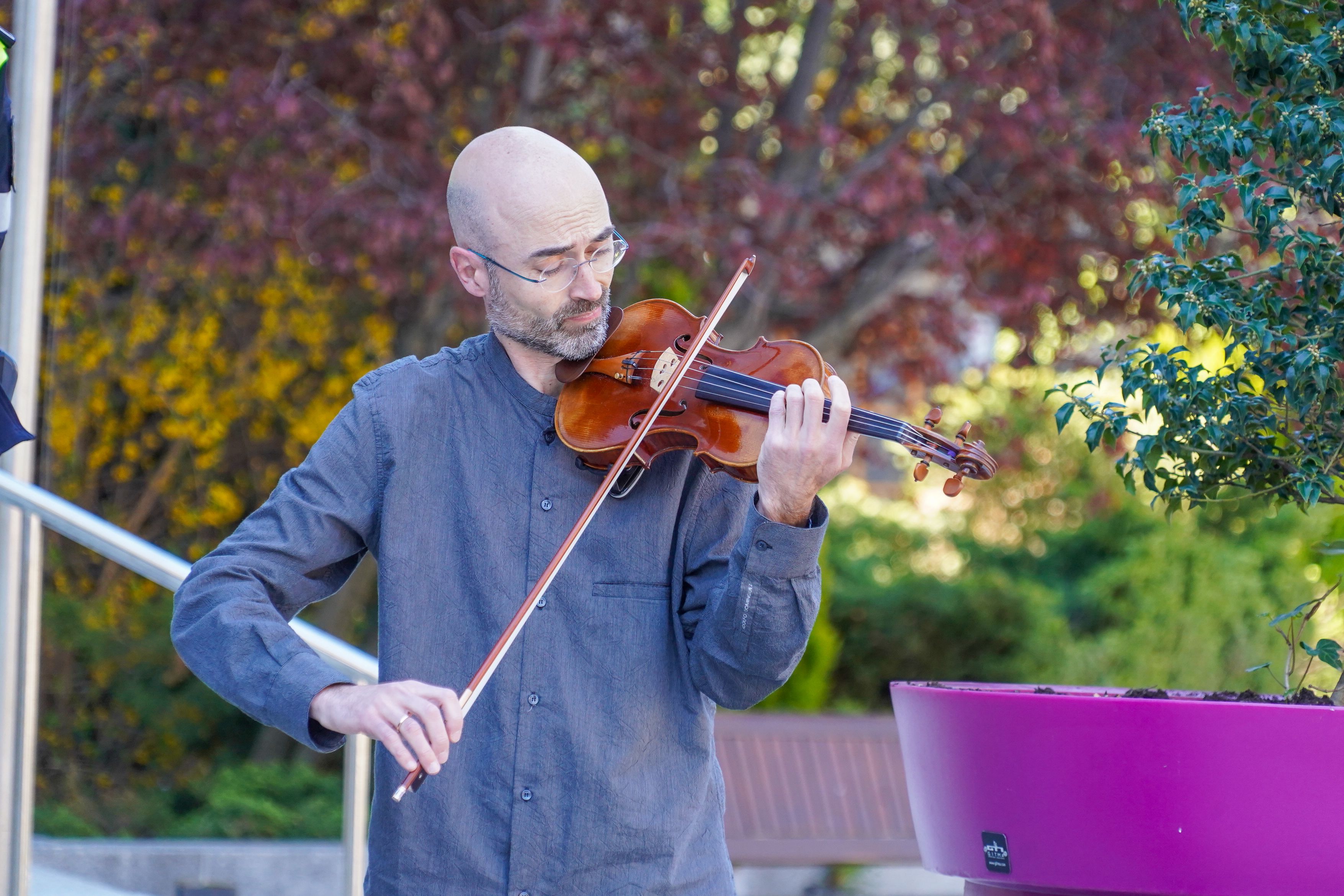 Àlex Arajol, interpretant El Cant dels Ocells, per honorar la memòria del Sant Pare. Àlex Arajol, interpretant El Cant dels Ocells, per honorar la memòria del Sant Pare.