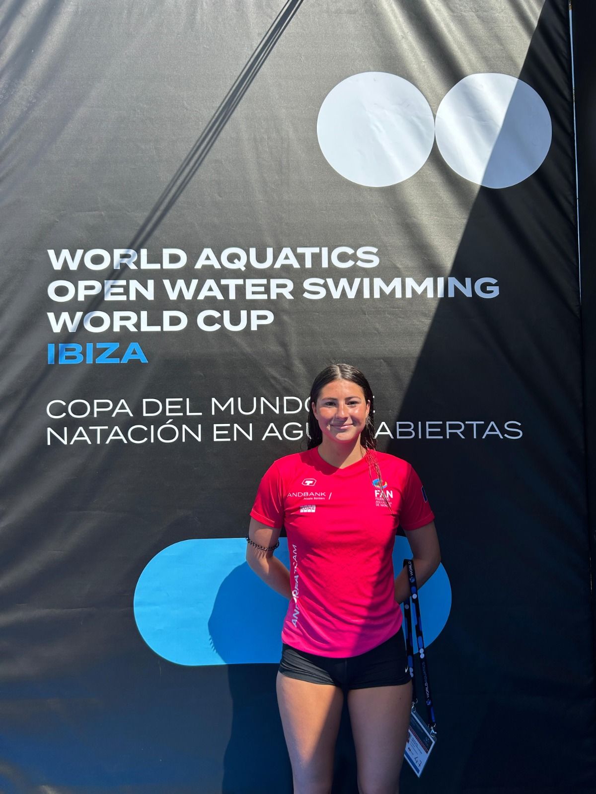Alexandra Mejía, davant el panell dels Campionats del Món que organitza World Aquathics. 
