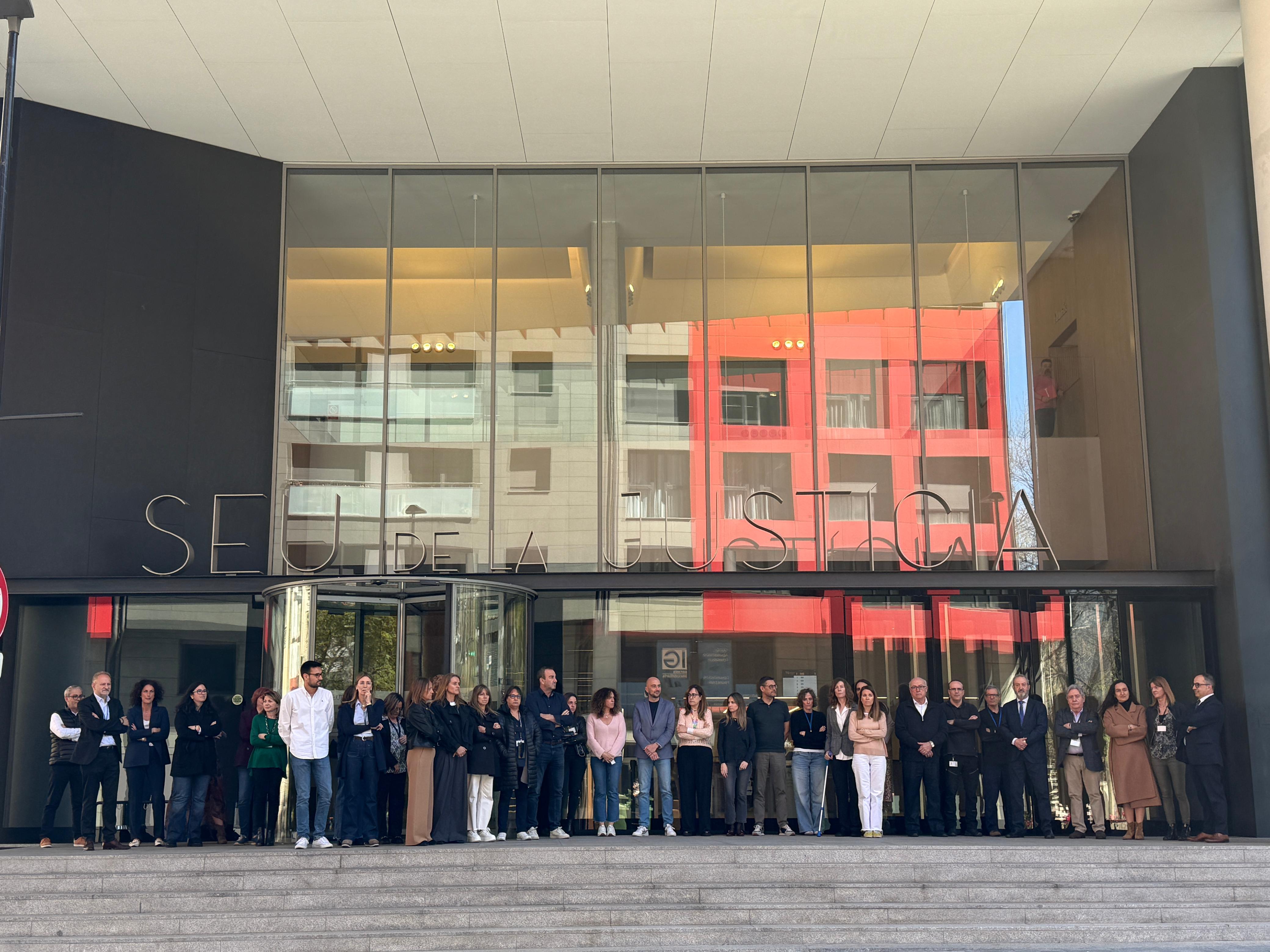 La seu de la Justícia també se suma al minut de silenci pel Papa Francesc. La seu de la Justícia també se suma al minut de silenci pel Papa Francesc.