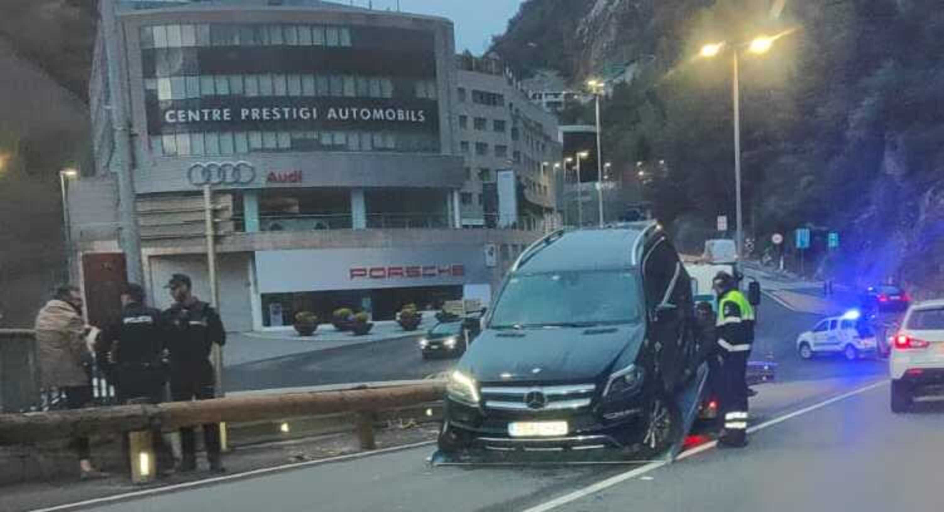 Carregant en una grua el totterreny a la CG2.