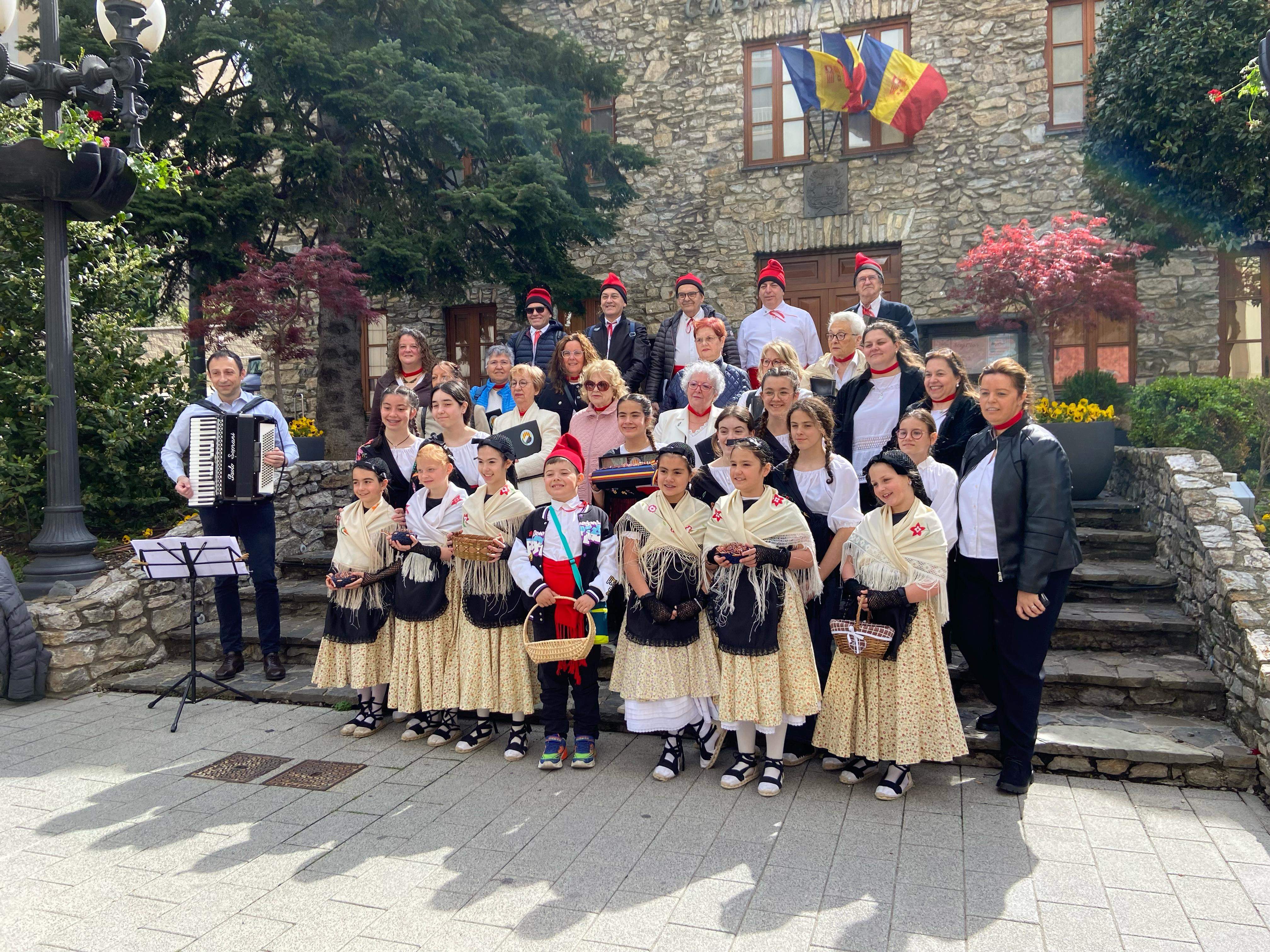 Coral Rocafort i Petits Cantaires Lauredians, junts en una sola foto.