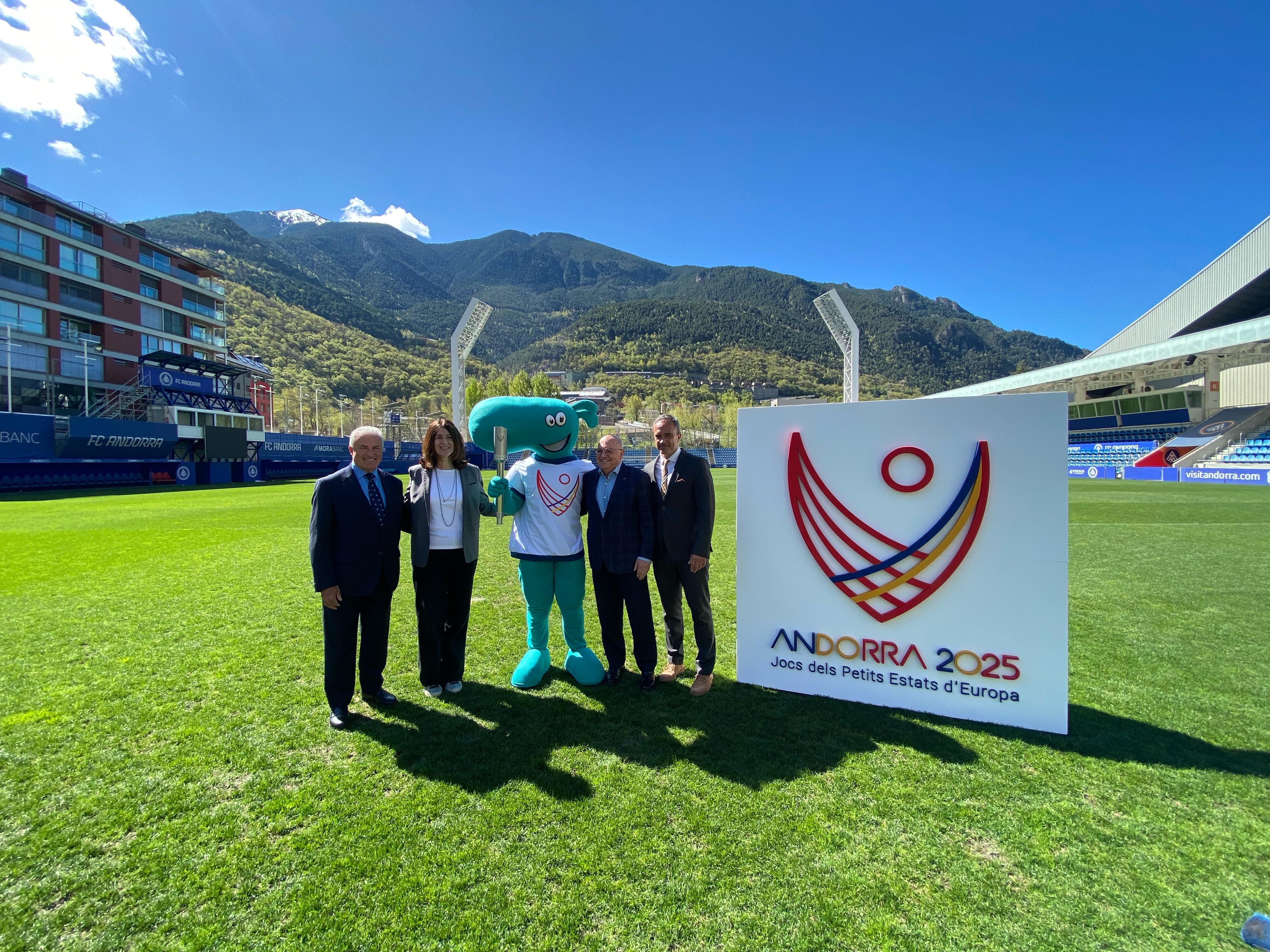 Anna Garcia, presidenta dels Jocs, el secretari d'Estat, Alain Cabanes, el president del COA, Xavier Espot Miró, i Josep Maria Cabanes, executiu d'Andbank com a patrocinador, amb la mascota i la torxa.