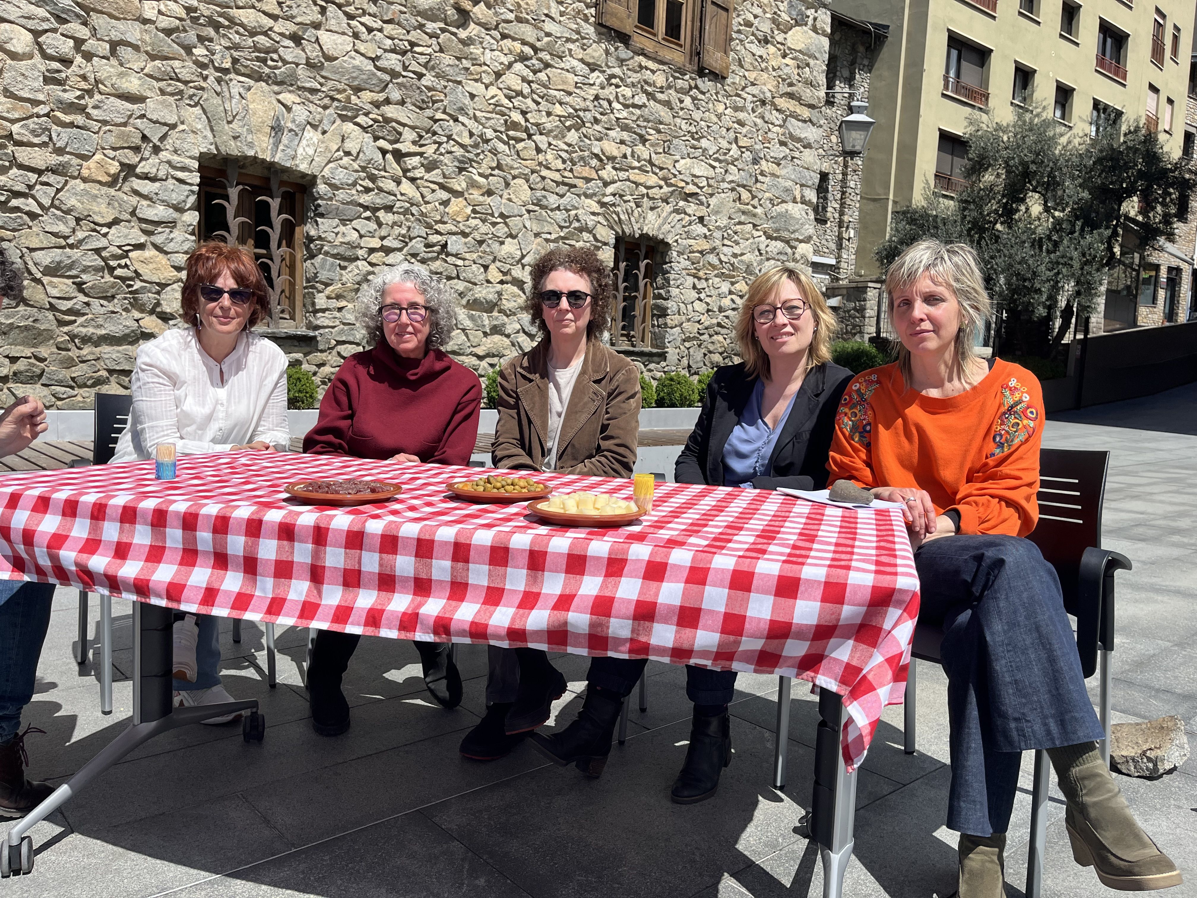 Mercè Ciaurriz, Gemma Piera, Maite Luque, Gemma Coll i Neus Mola, durant la presentació del llibre i l'exposició.