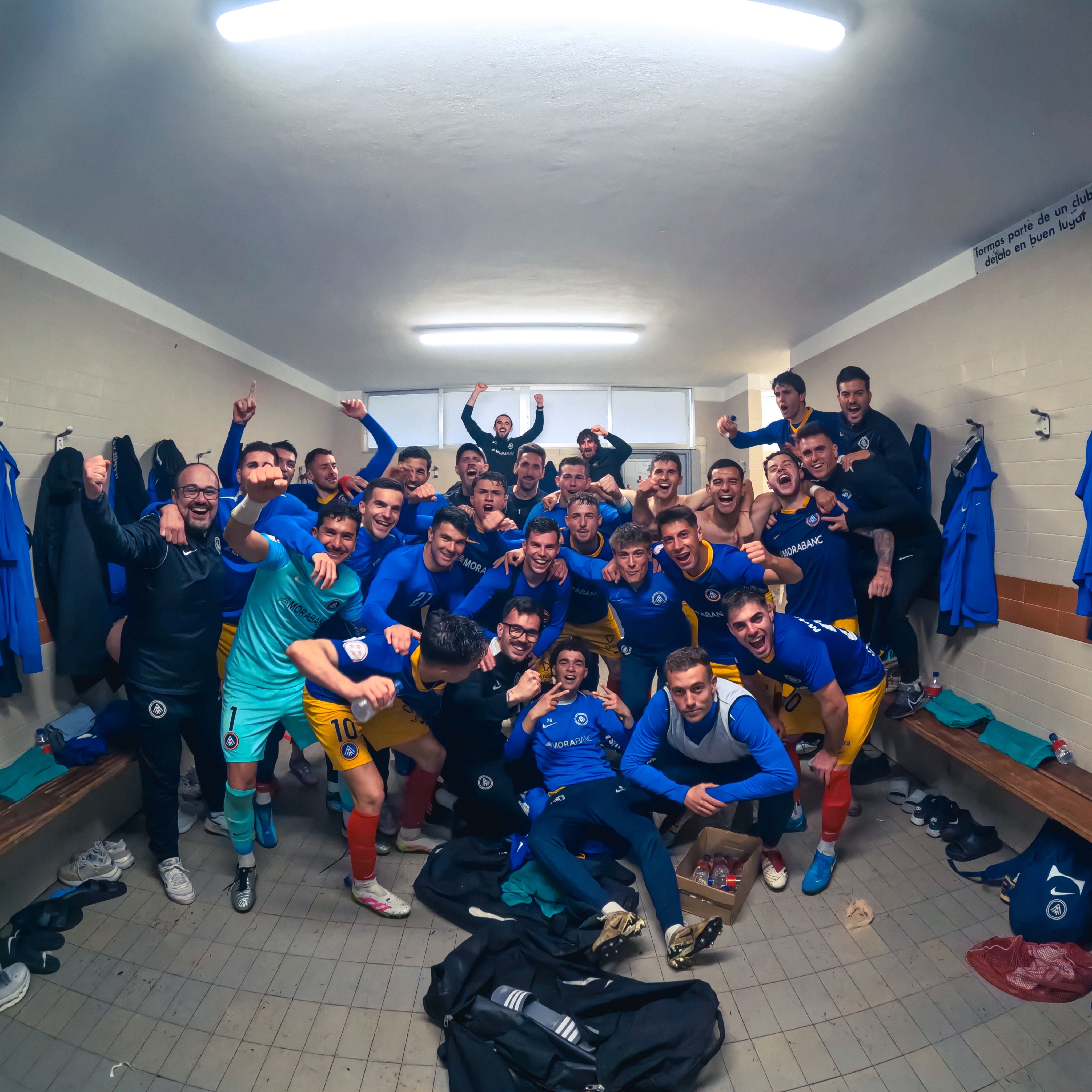 Els jugadors de l'FC Andorra, celebrant el triomf al vestuari de l'Osasuna B. 