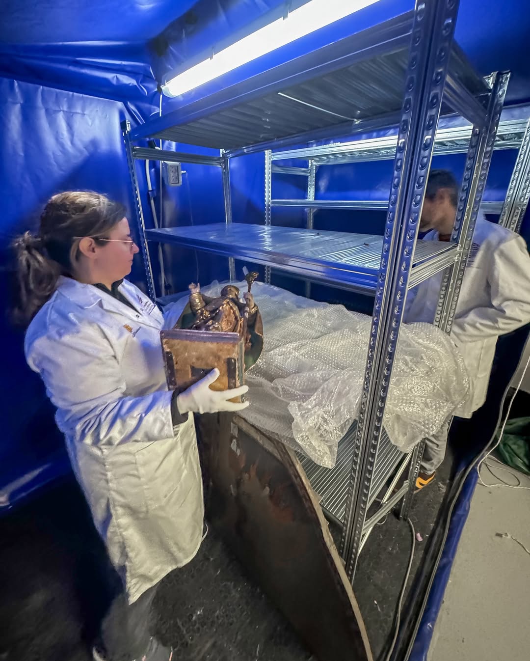 Rebem el retaule gòtic de Sant Martí de la Cortinada, l’arca dels sis panys   i la imatge de Sant Ermengol  , procedents de la Casa de la Vall  .  Les peces romandran a la cambra d’anòxia durant 21 dies   per garantir ne la desin (1)