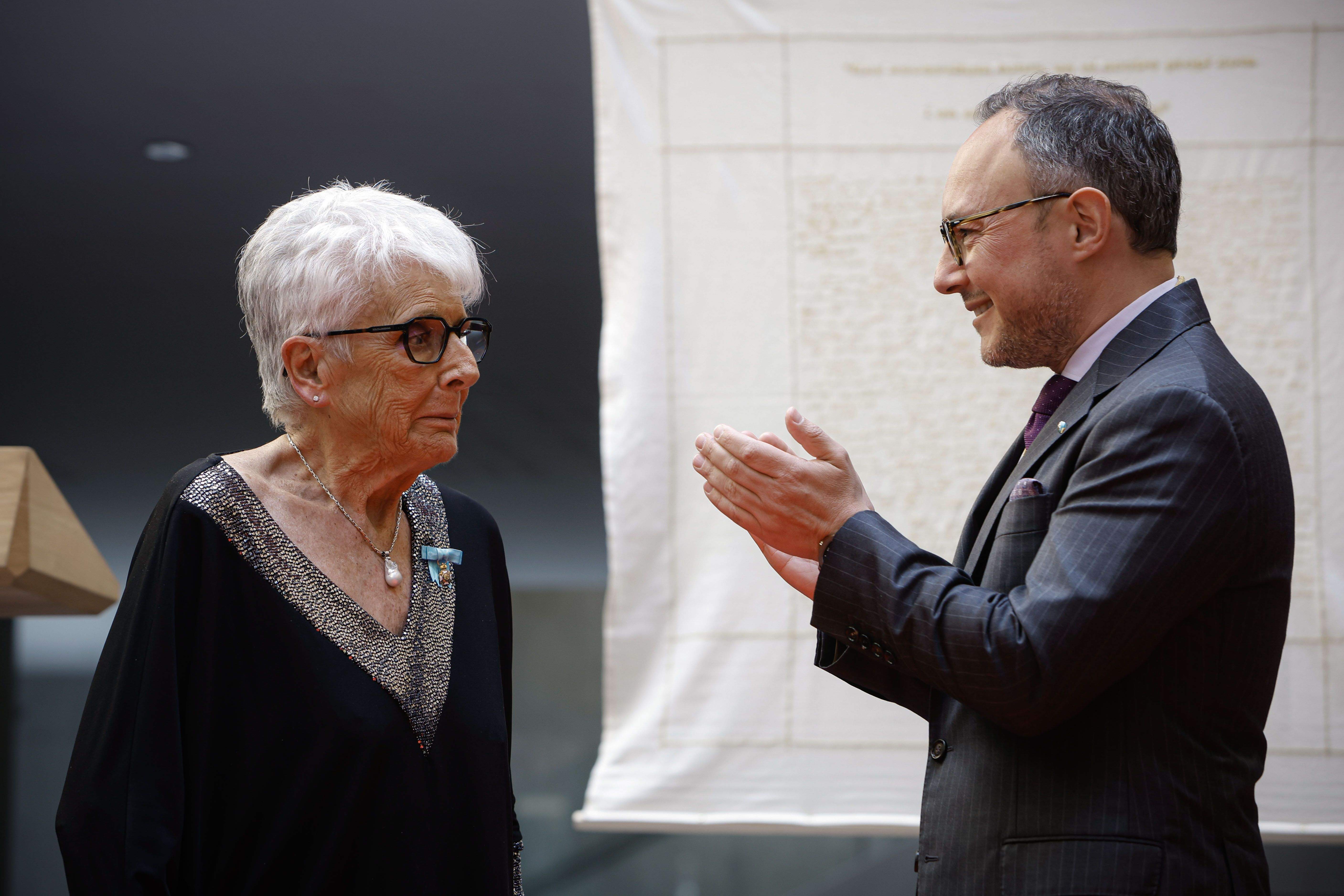 El cap de Govern, Xavier Espot, després d'atorgar l’Orde de Carlemany a una de les impulsores del vot femení en el país, Angelina Mas Joaniquet.