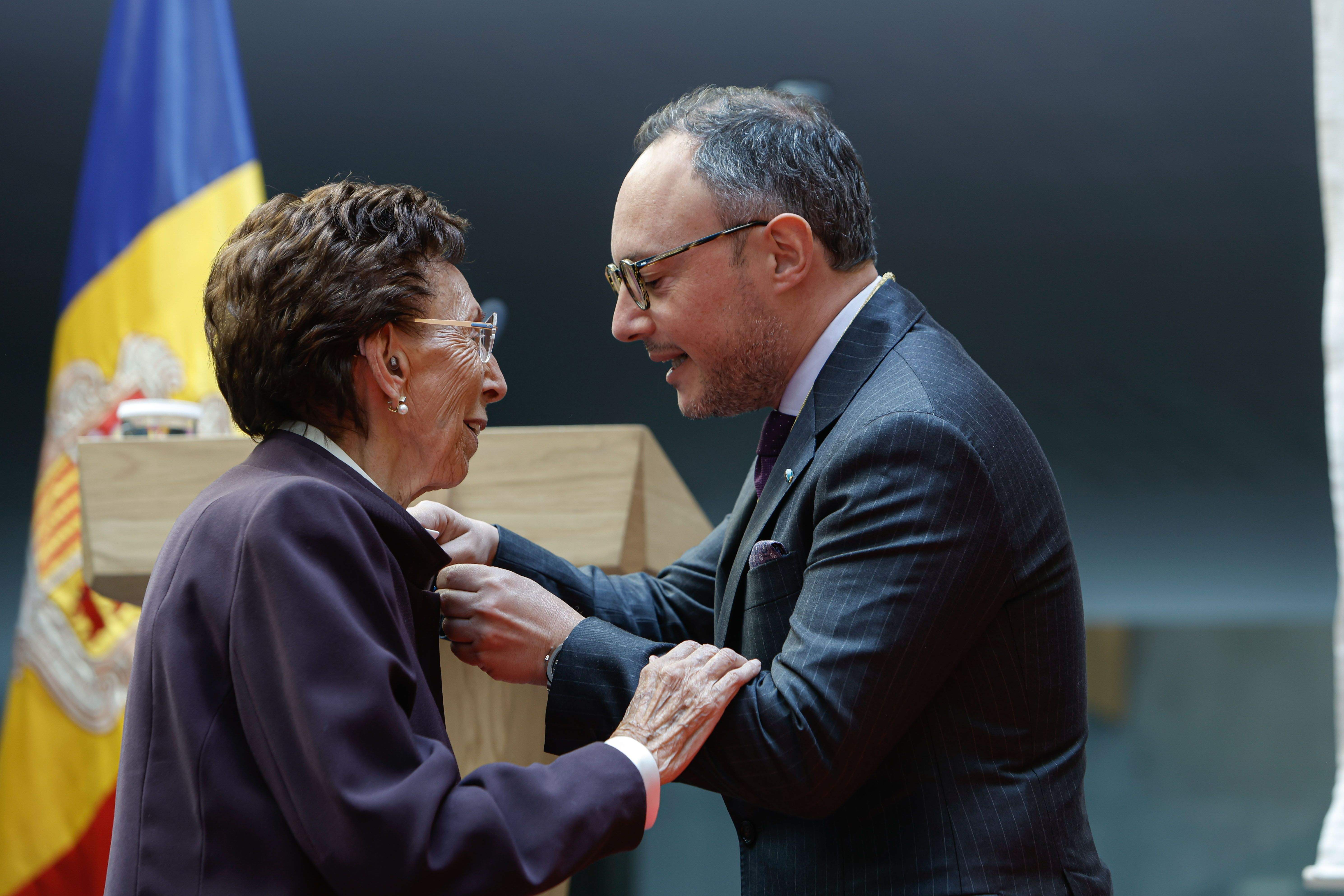 El cap de Govern, Xavier Espot, després d'atorgar l’Orde de Carlemany a una de les impulsores del vot femení en el país, Maria Molné Armengol.