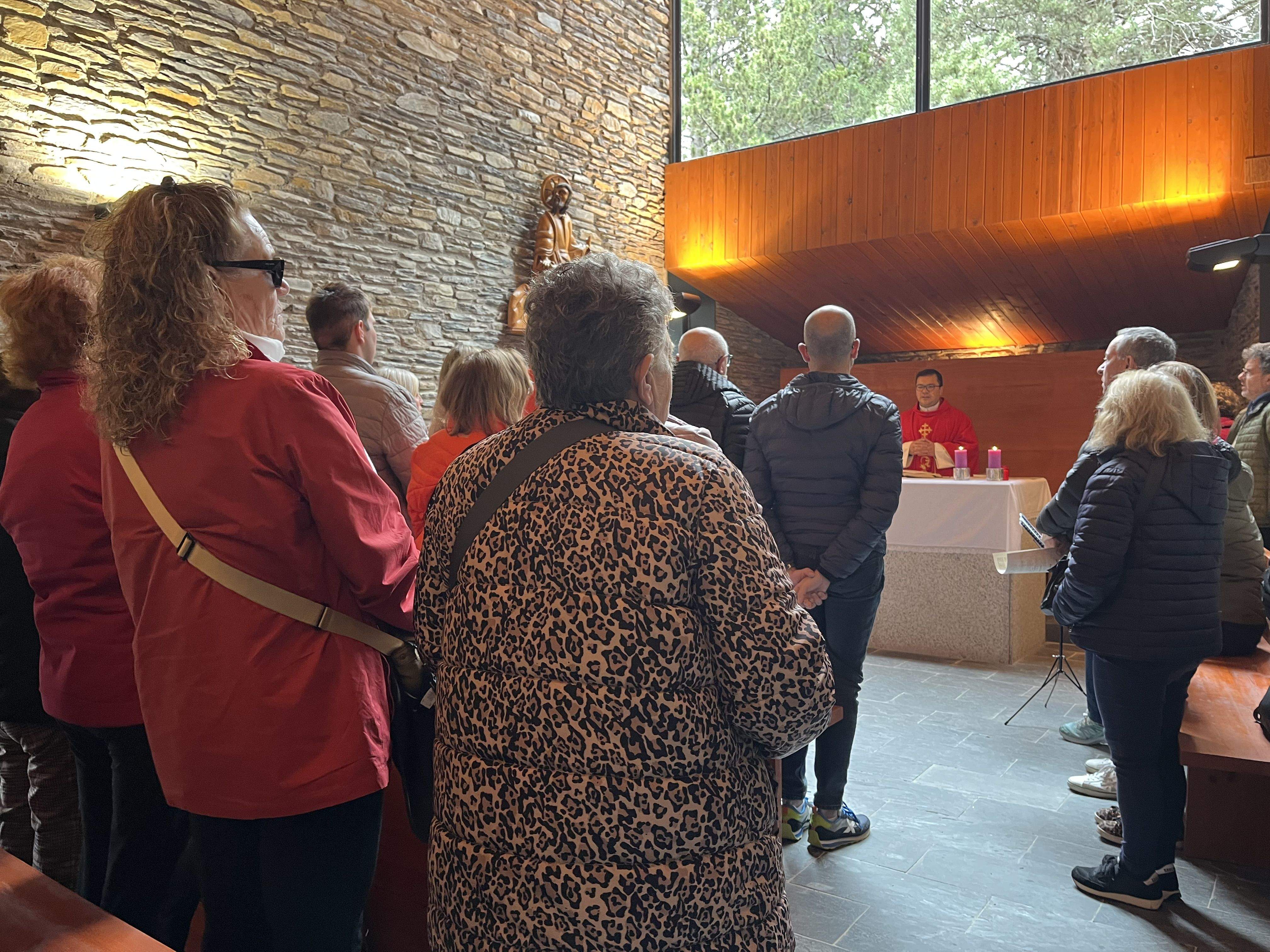 L'església de Sant Jaume dels Cortals plena L'església de Sant Jaume dels Cortals plena