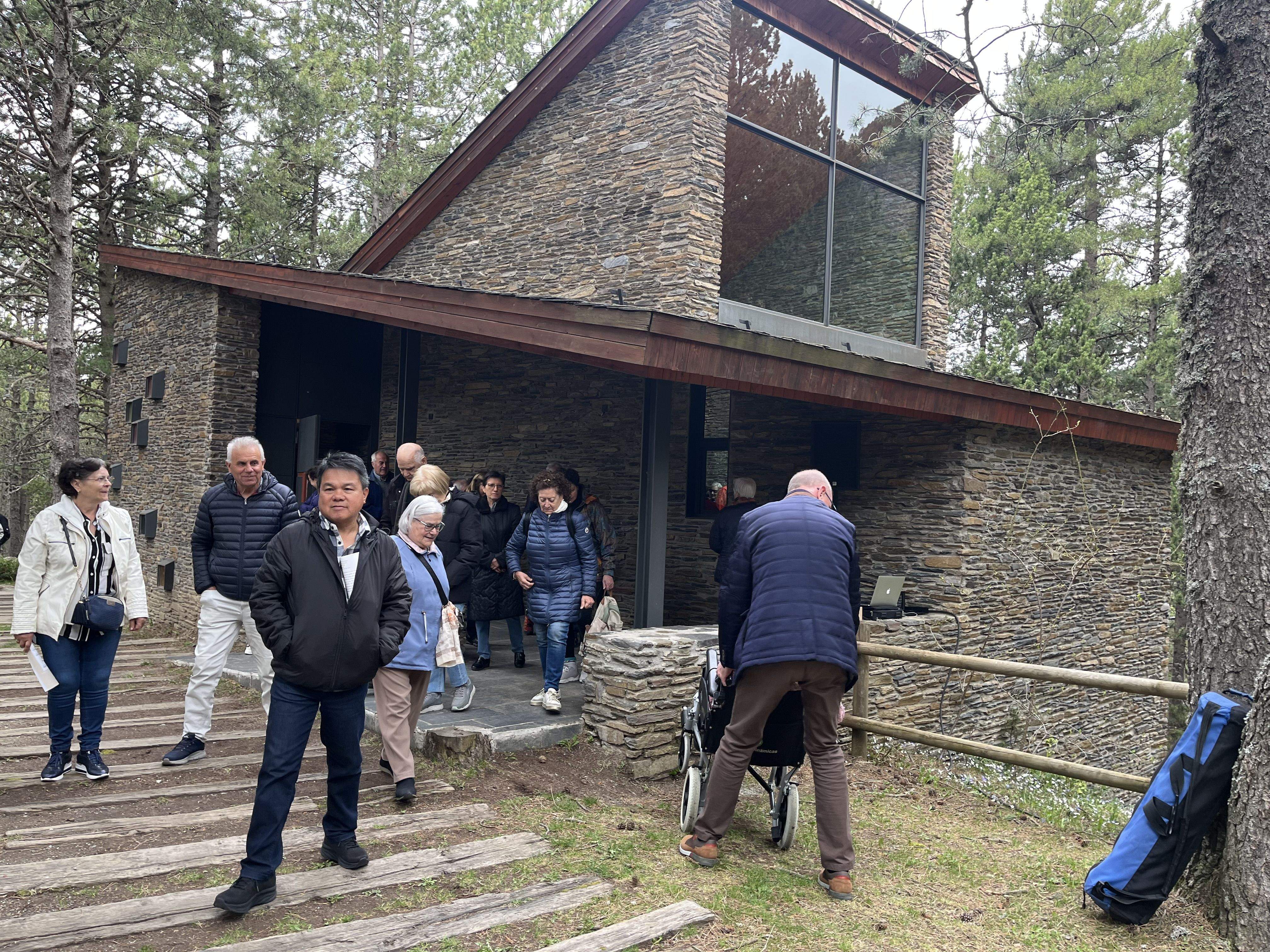 El veïns sortint de la missa. El veïns sortint de la missa.