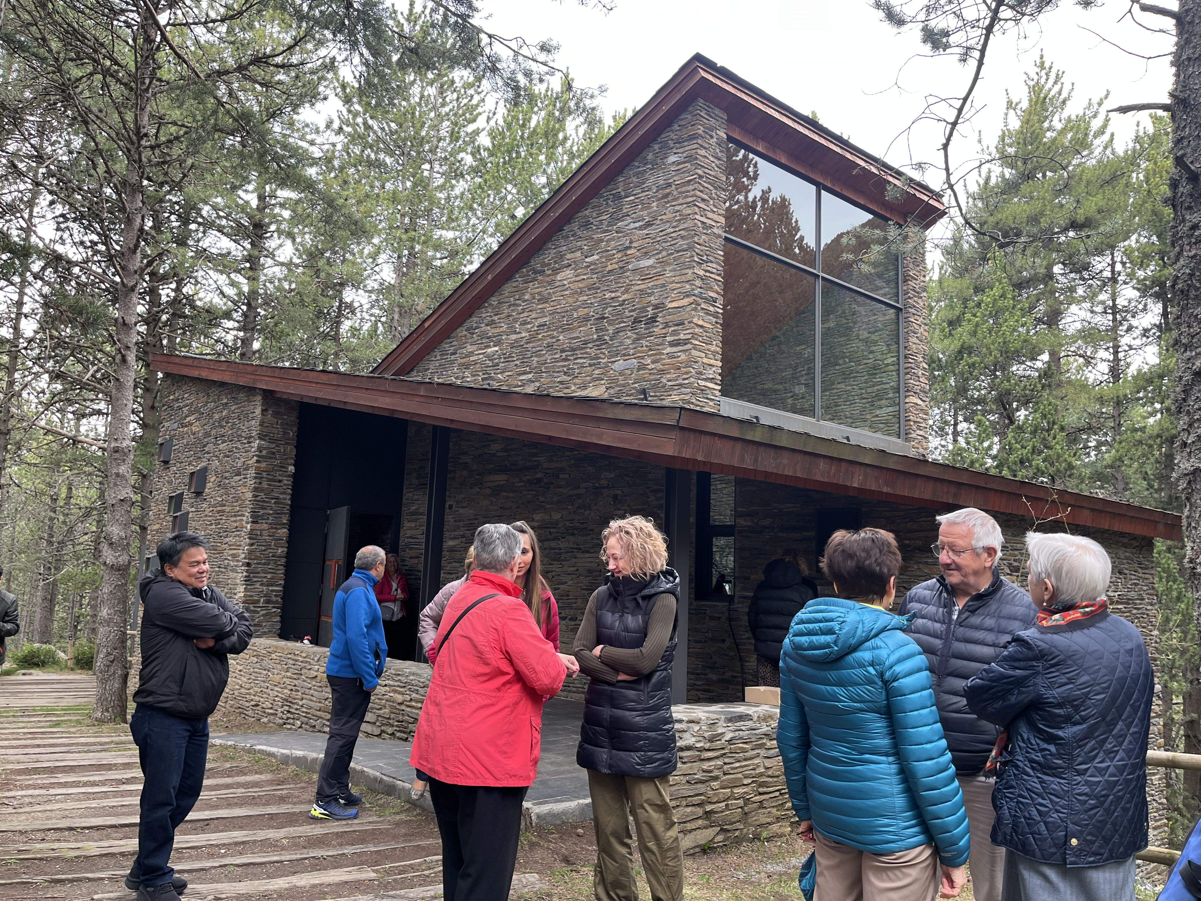 Els encampadans i encampadanes a fora l'església. Els encampadans i encampadanes a fora l'església.
