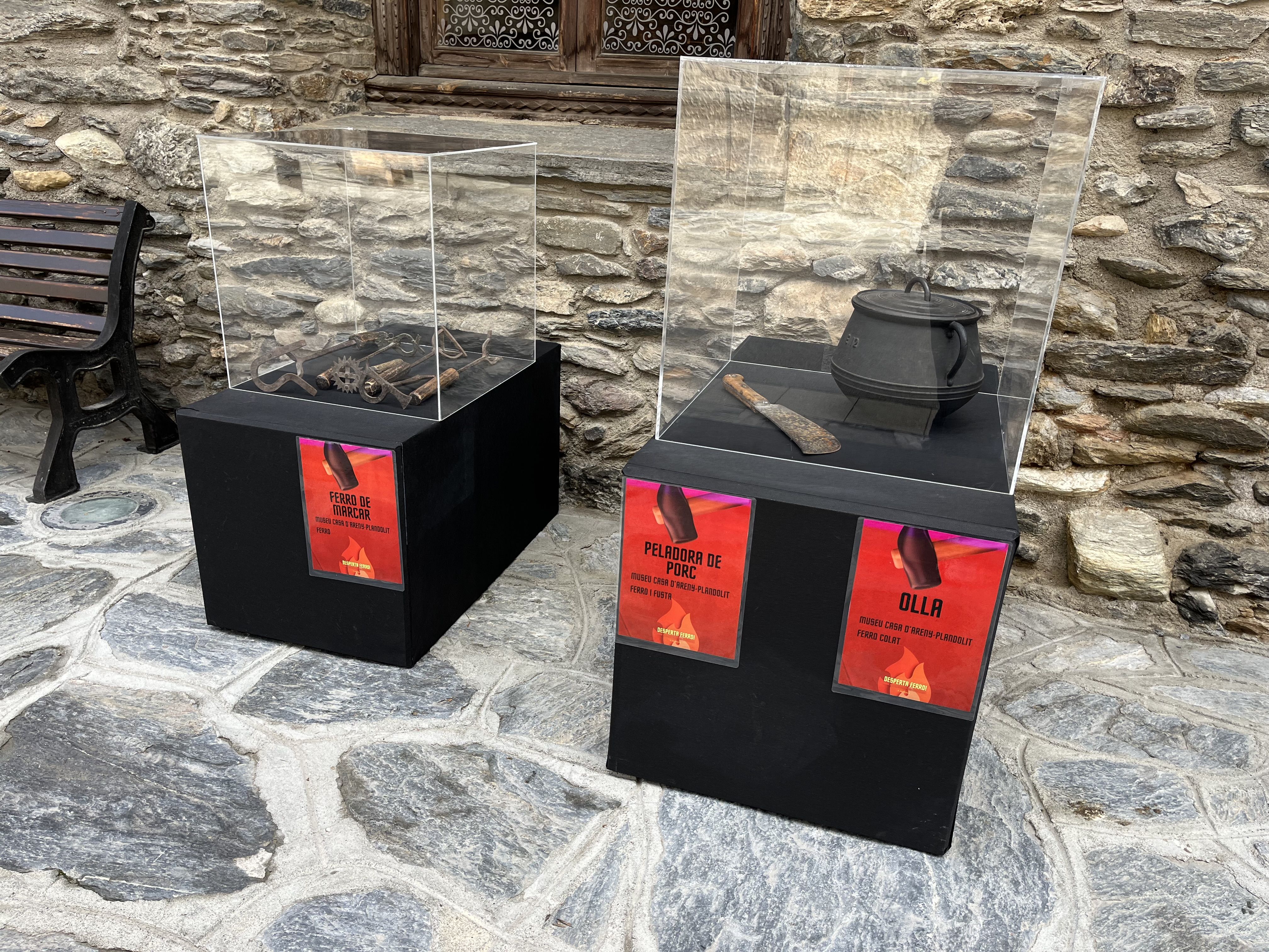 Eines exposades a l'exterior del Museu Areny-Plandolit. Eines exposades a l'exterior del Museu Areny-Plandolit.